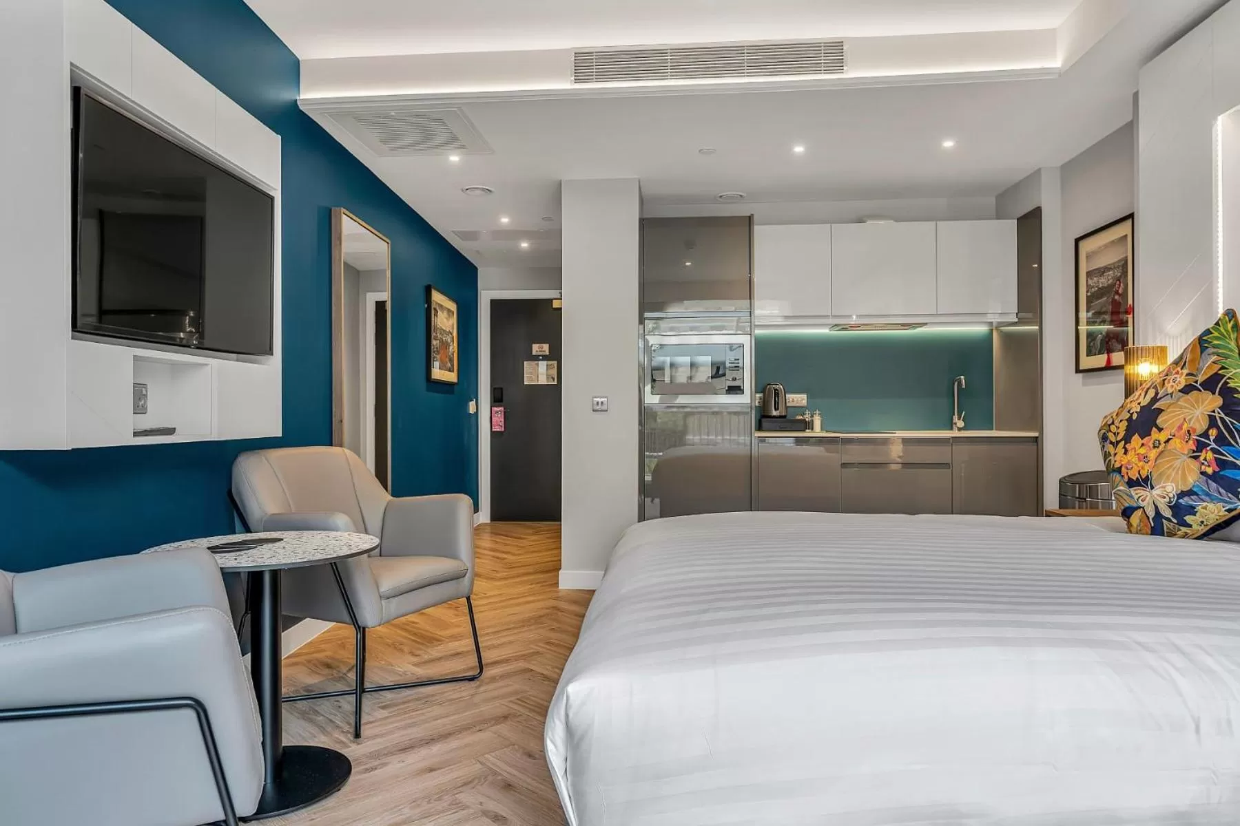 Kitchen or kitchenette, Bed in Roomzzz Edinburgh