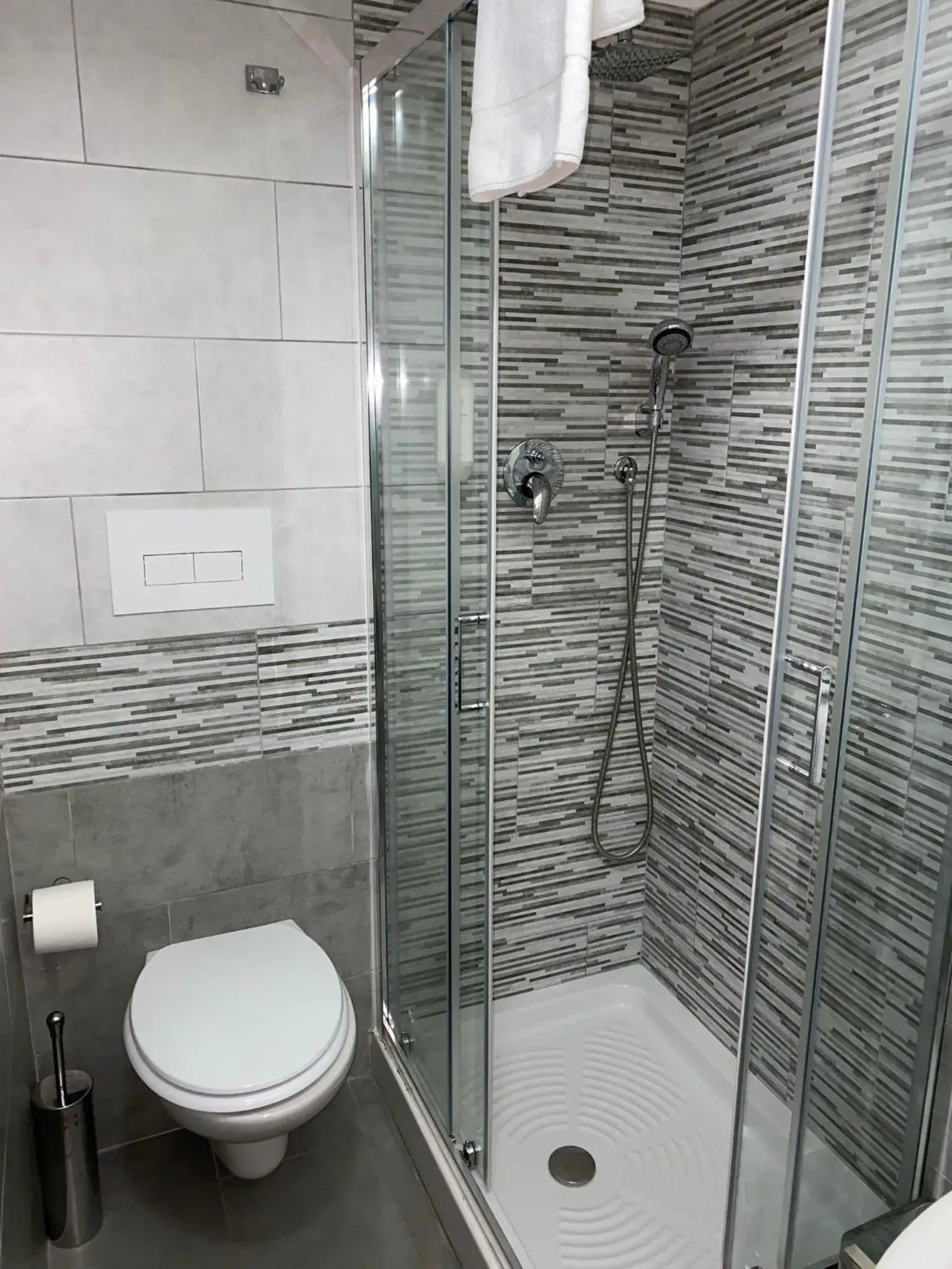 Shower, Bathroom in Albergo Leonardo Da Vinci