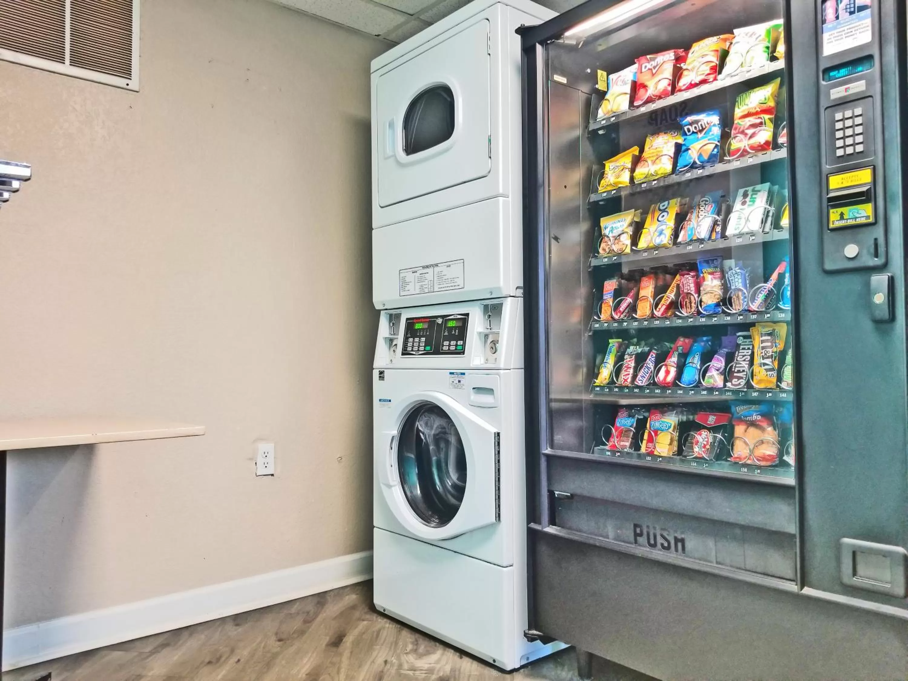 Coffee/tea facilities in Howard Johnson by Wyndham Houston Hobby Airport