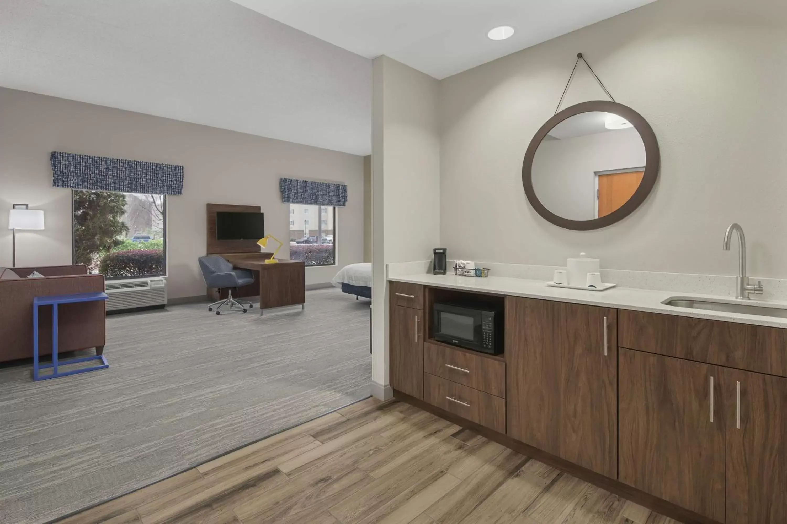 Bedroom, Kitchen/Kitchenette in Hampton Inn & Suites Macon I-75 North