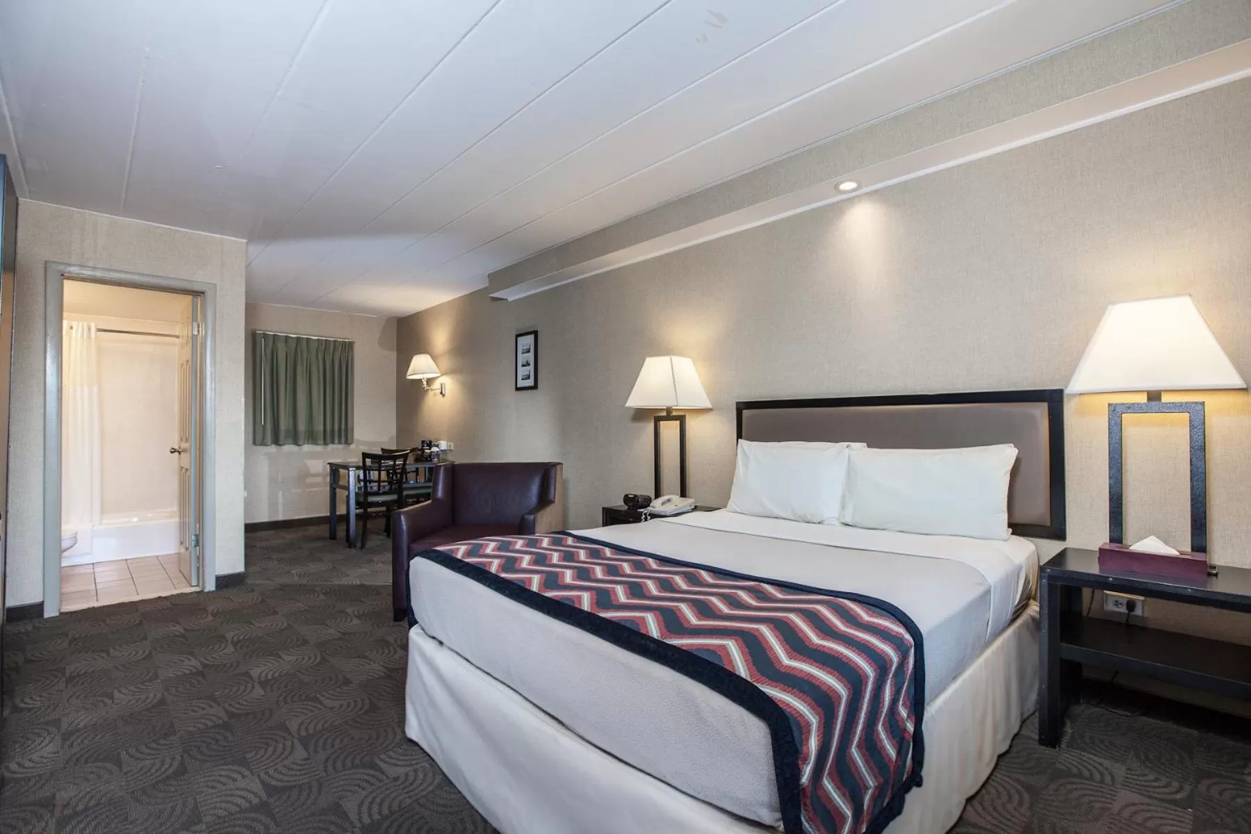 Bed in Carlton Inn Midway