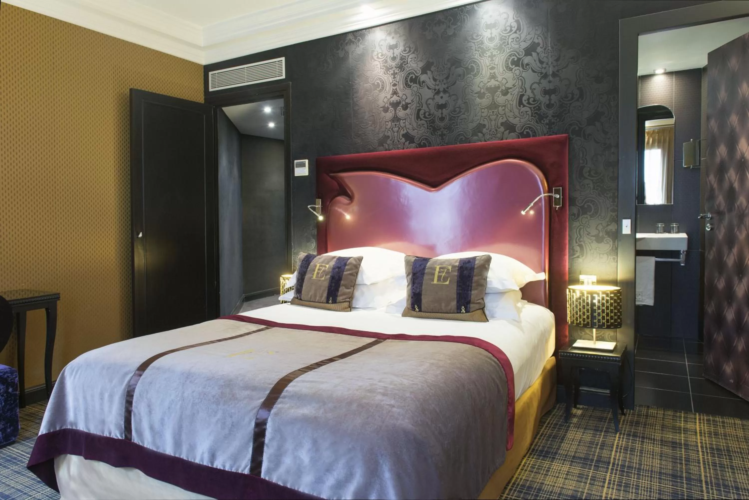 Bed in Edouard 7 Paris Opéra