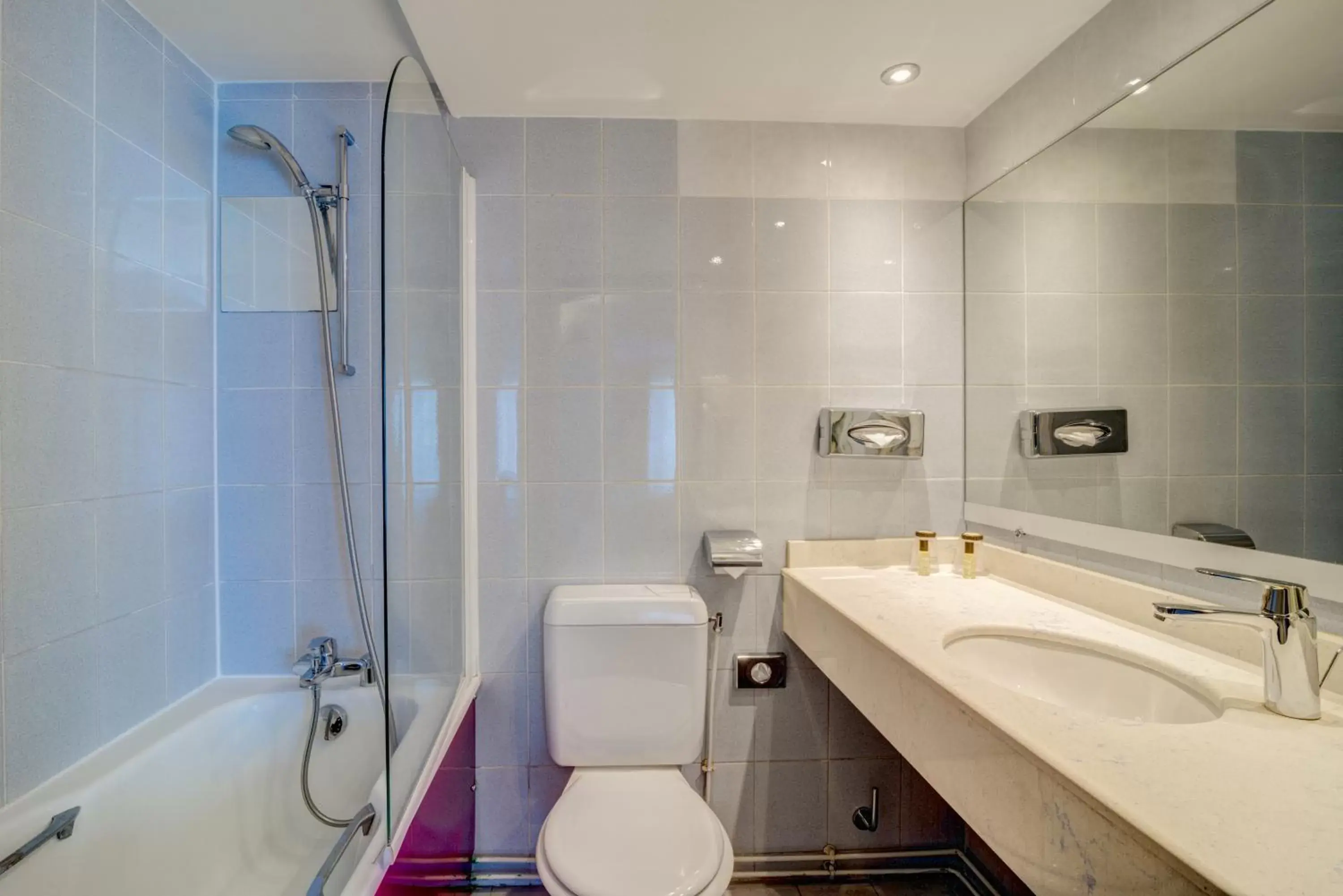 Bathroom in Hotel Acadia - Astotel