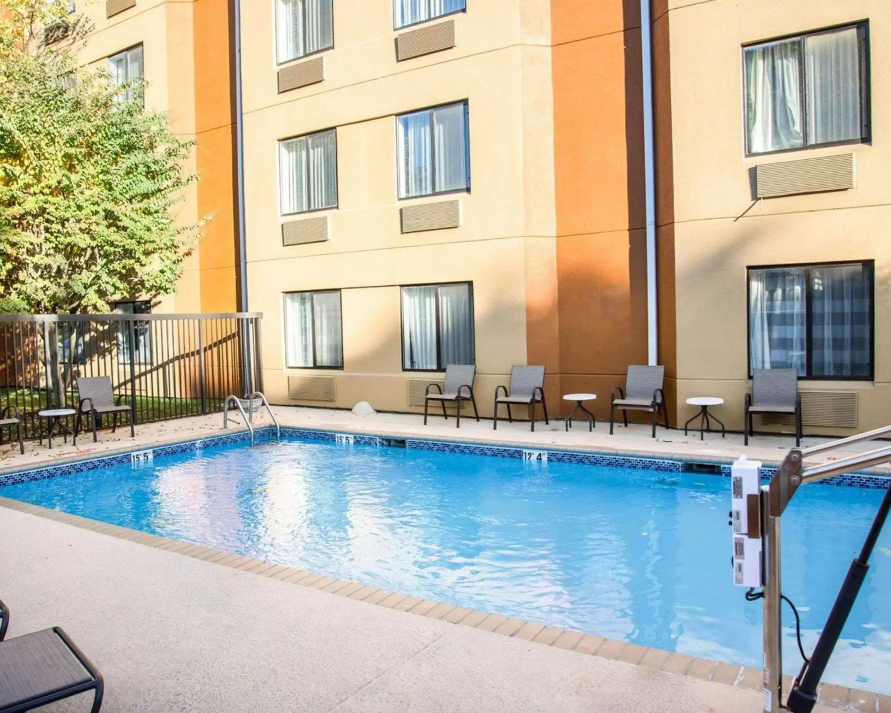 Swimming pool in Sleep Inn University Place Swimming pool in Sleep Inn University Place