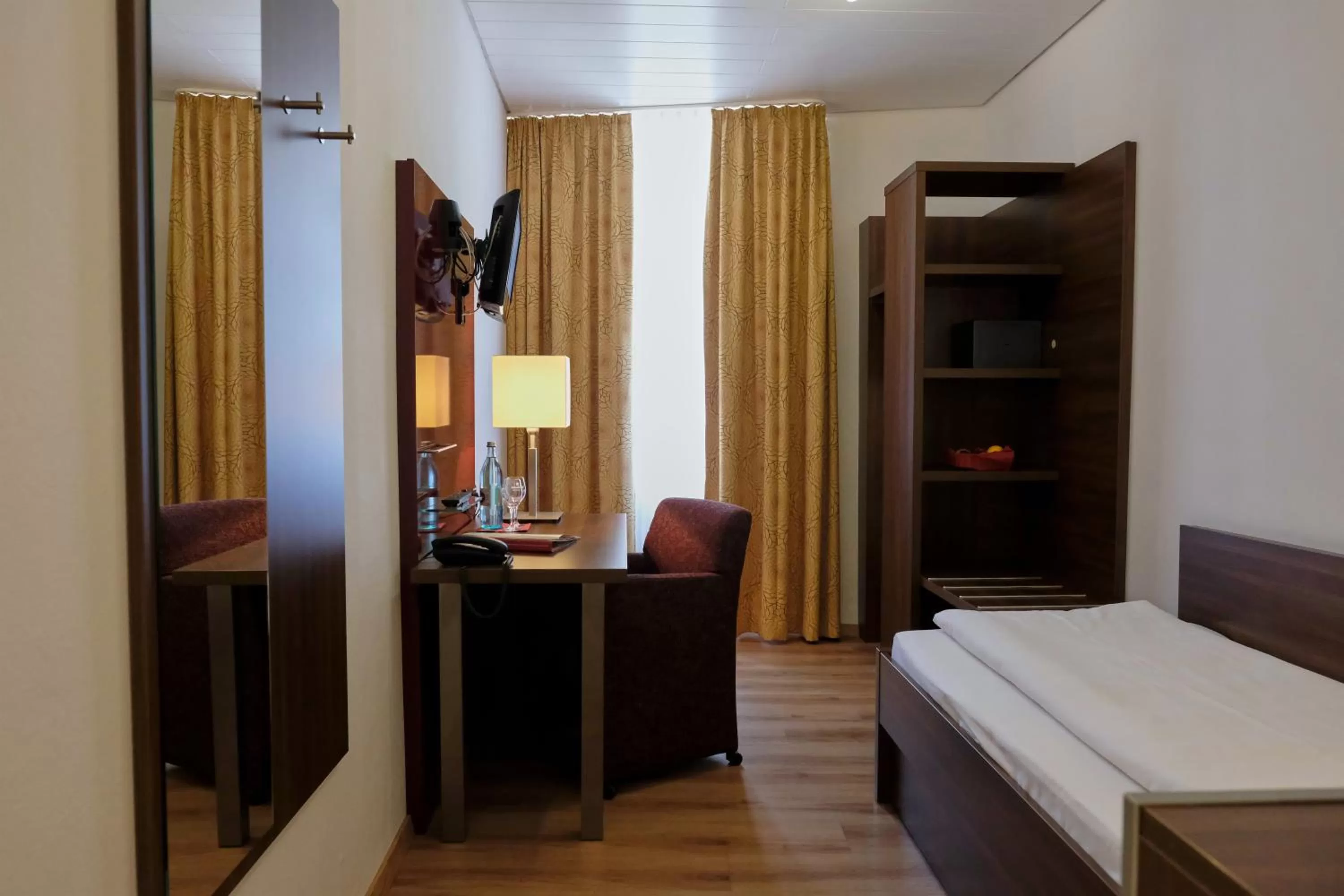 Seating area, Bed in Romantica Hotel Blauer Hecht