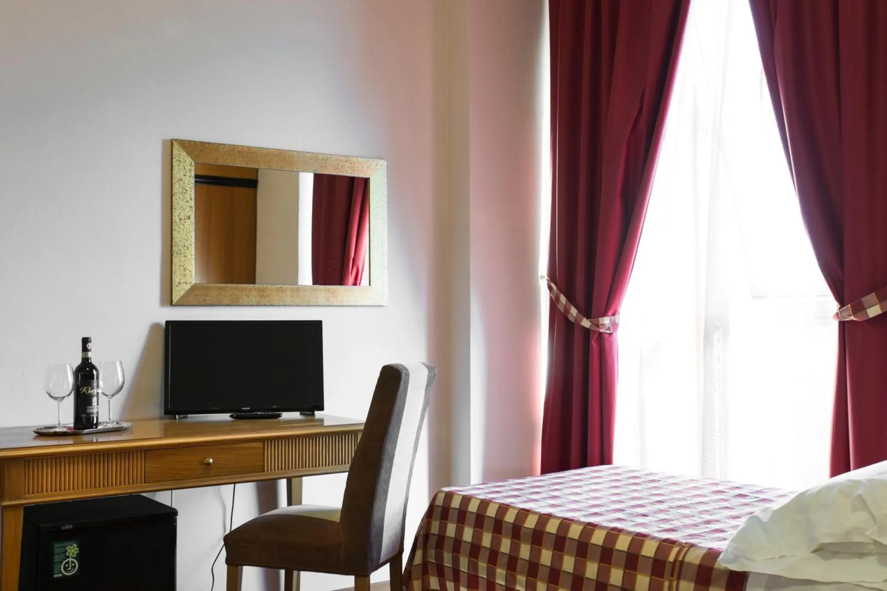 Bedroom, TV/Entertainment Center in Hotel Il Giardino