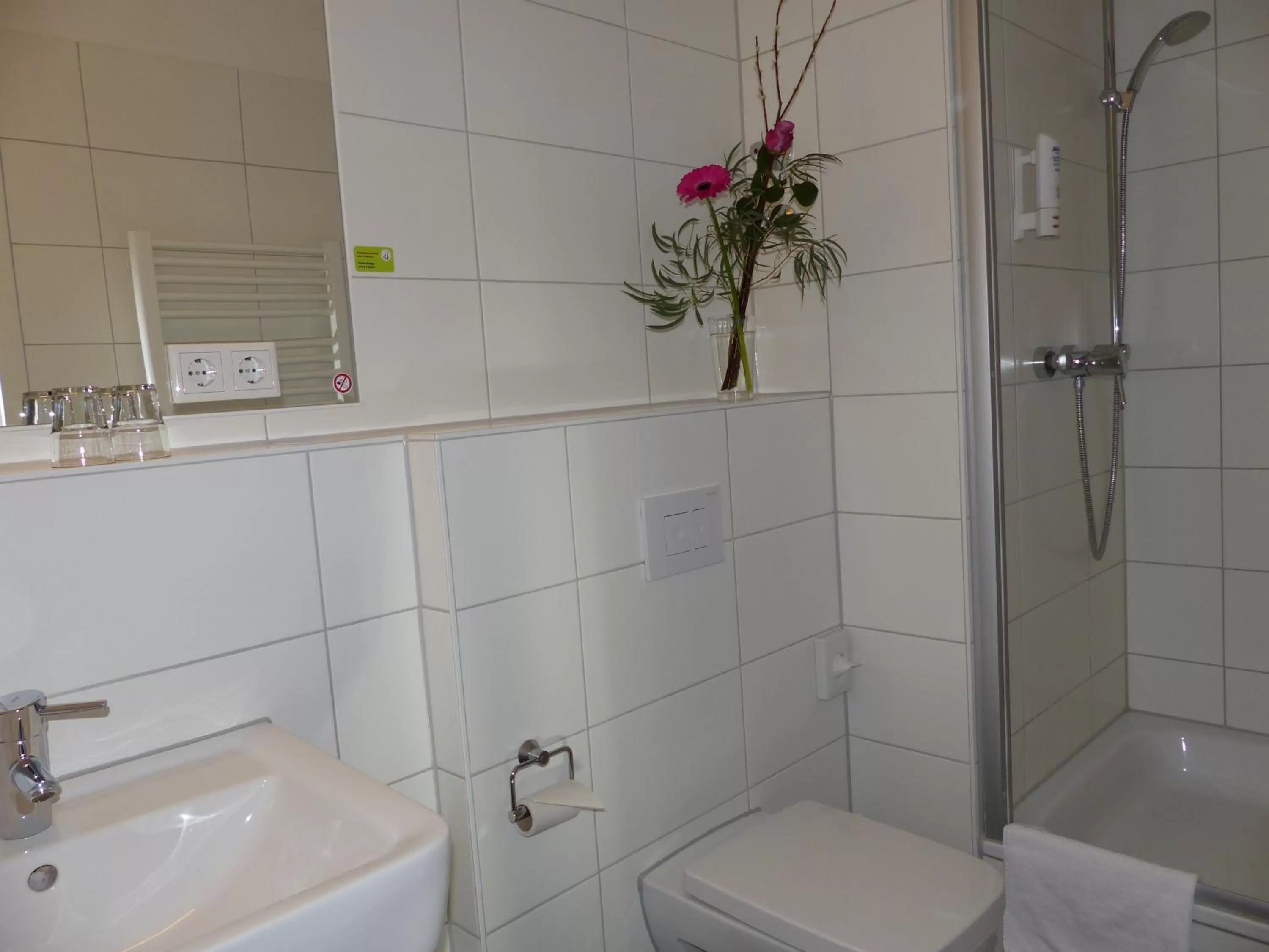 Shower in H+ Hotel 4Youth