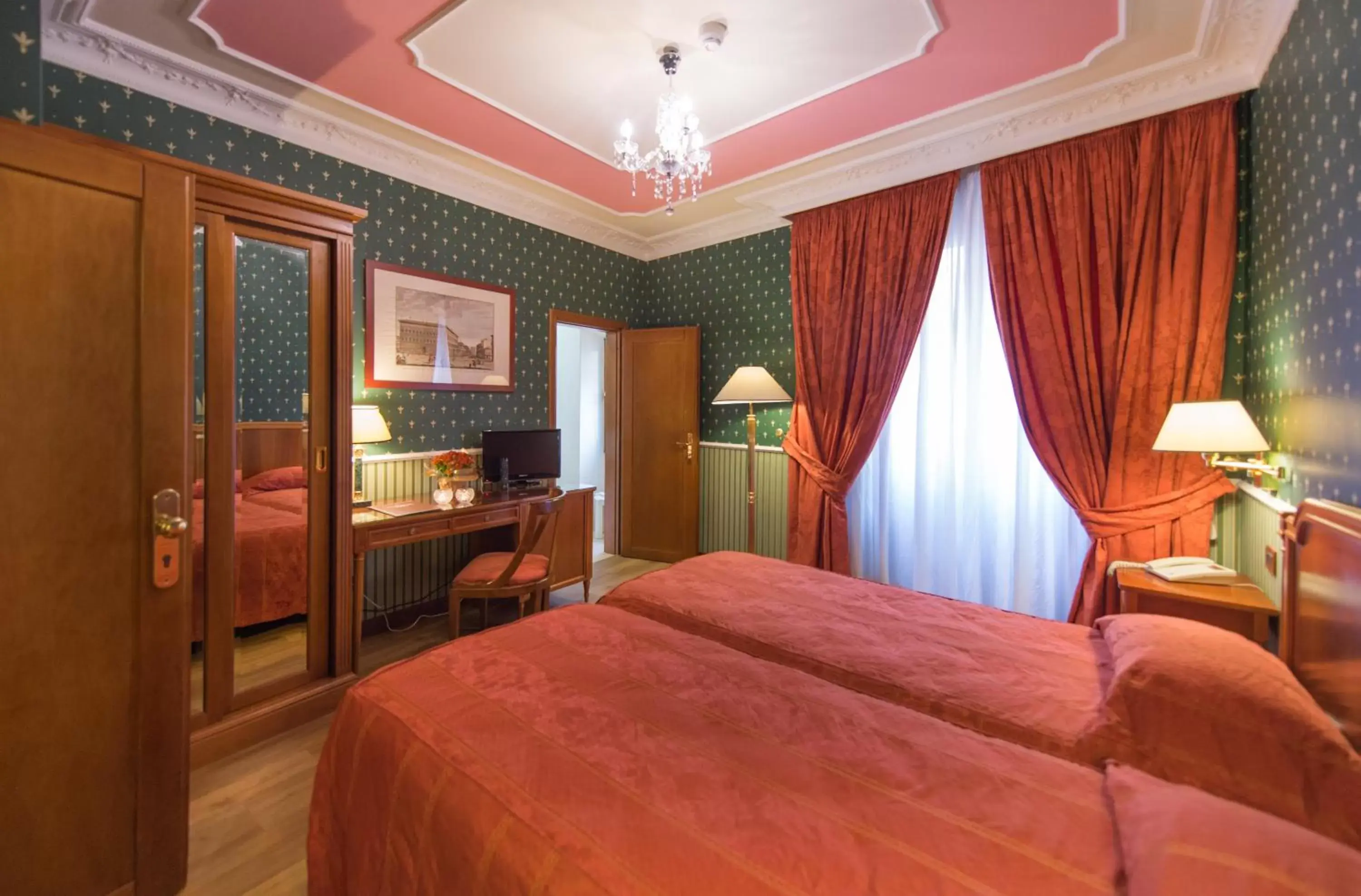 Bedroom, Bed in Strozzi Palace Hotel