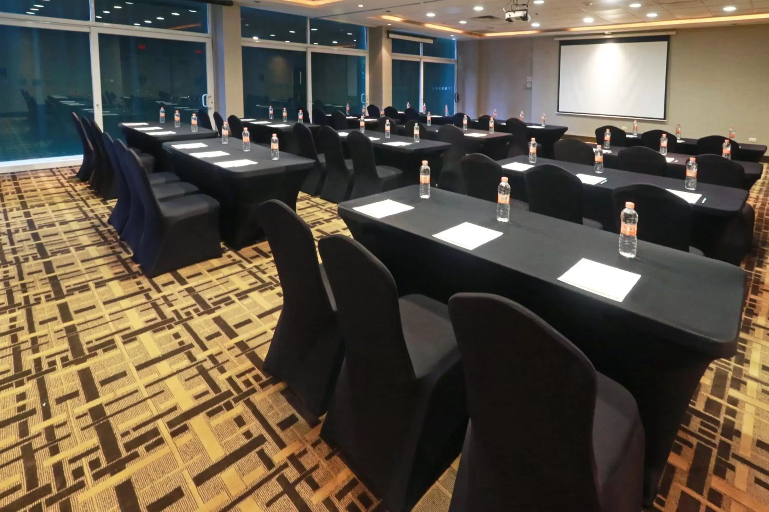 Meeting/conference room in Holiday Inn Reynosa Industrial Poniente, an IHG Hotel