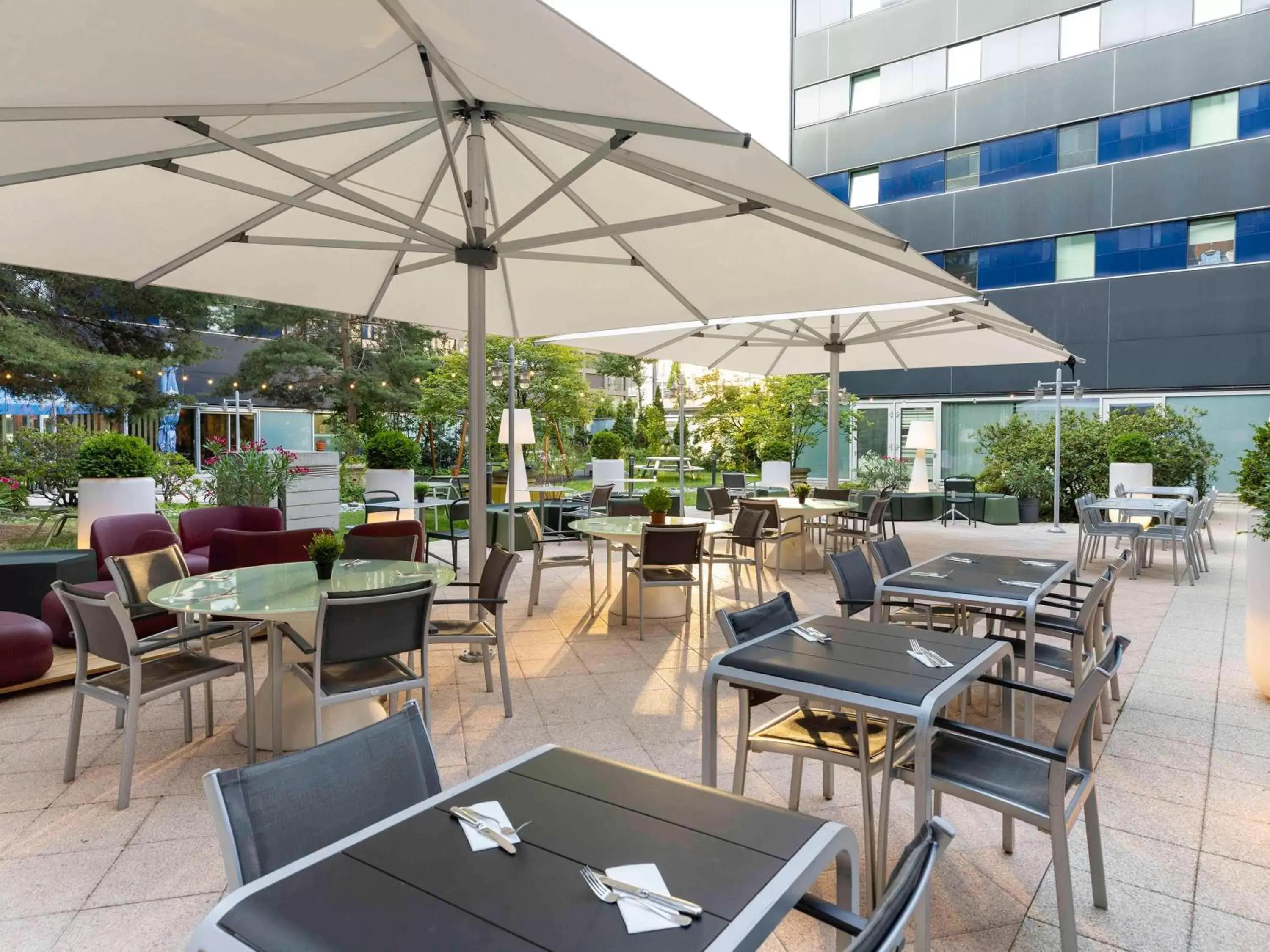 Restaurant/Places to Eat in Novotel Zurich City West