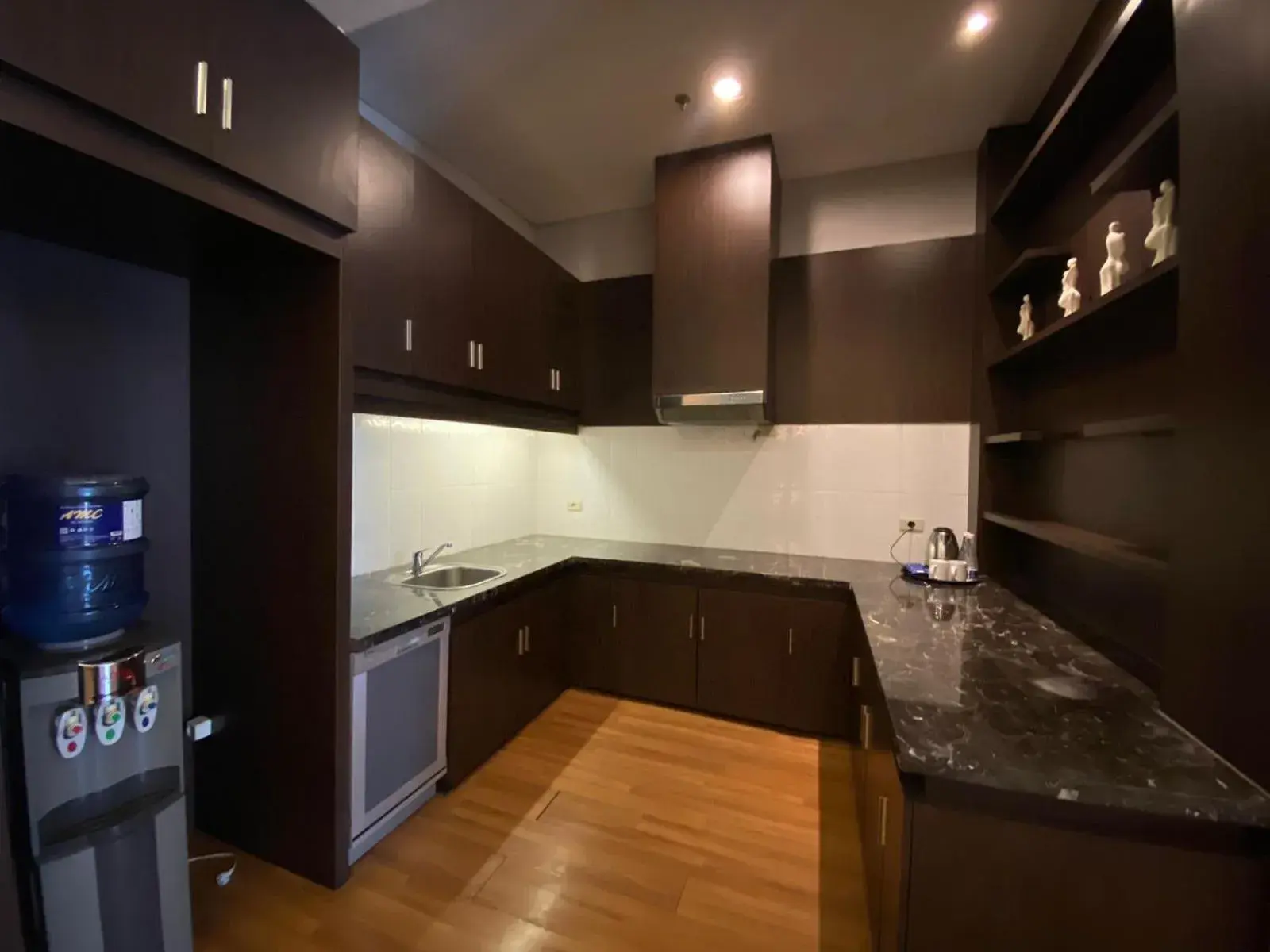 Kitchen/Kitchenette in Golden Flower Hotel