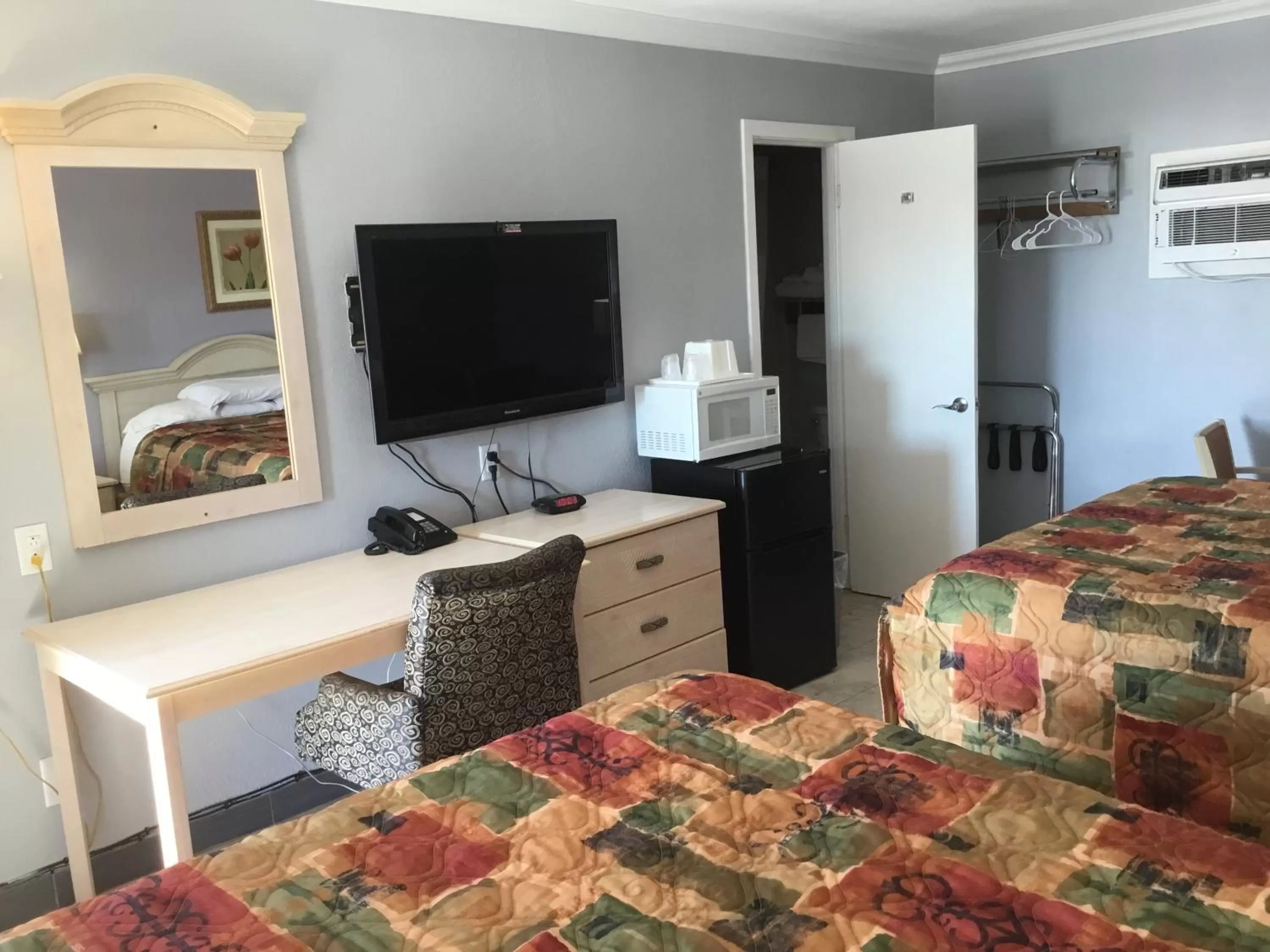 TV and multimedia, Bed in Budget Inn Plainview