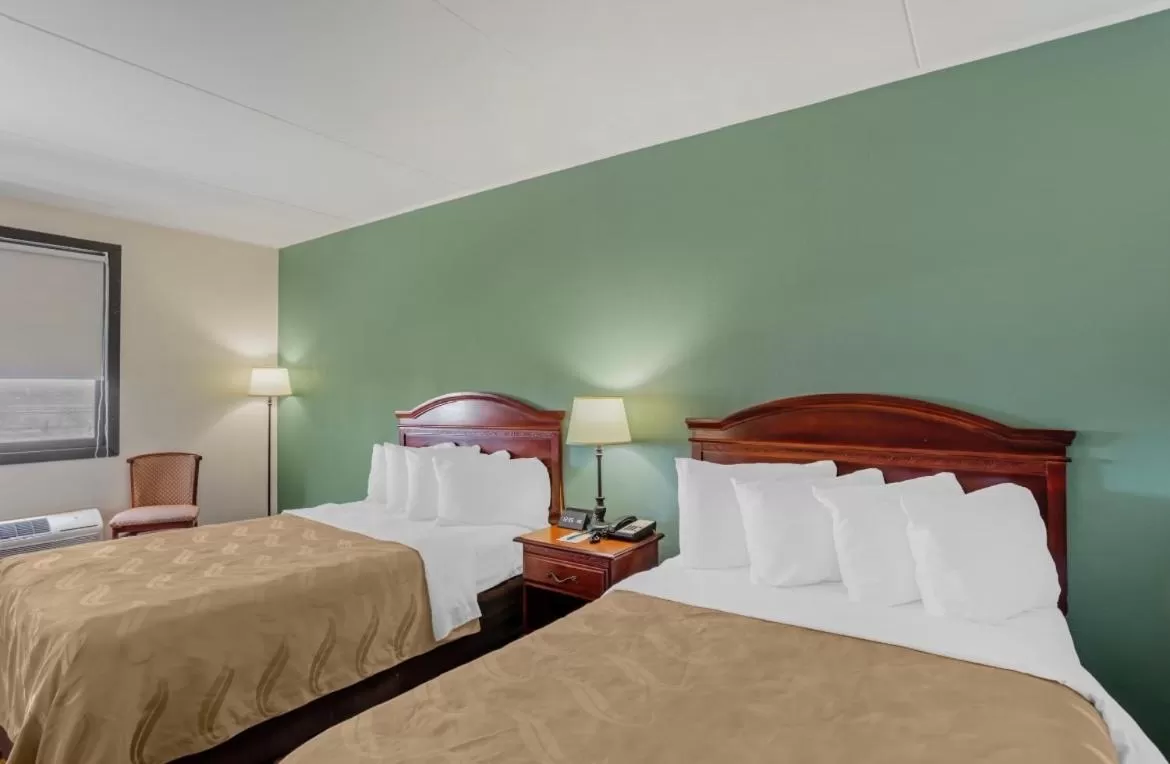 Bed in Quality Inn Enola - Harrisburg