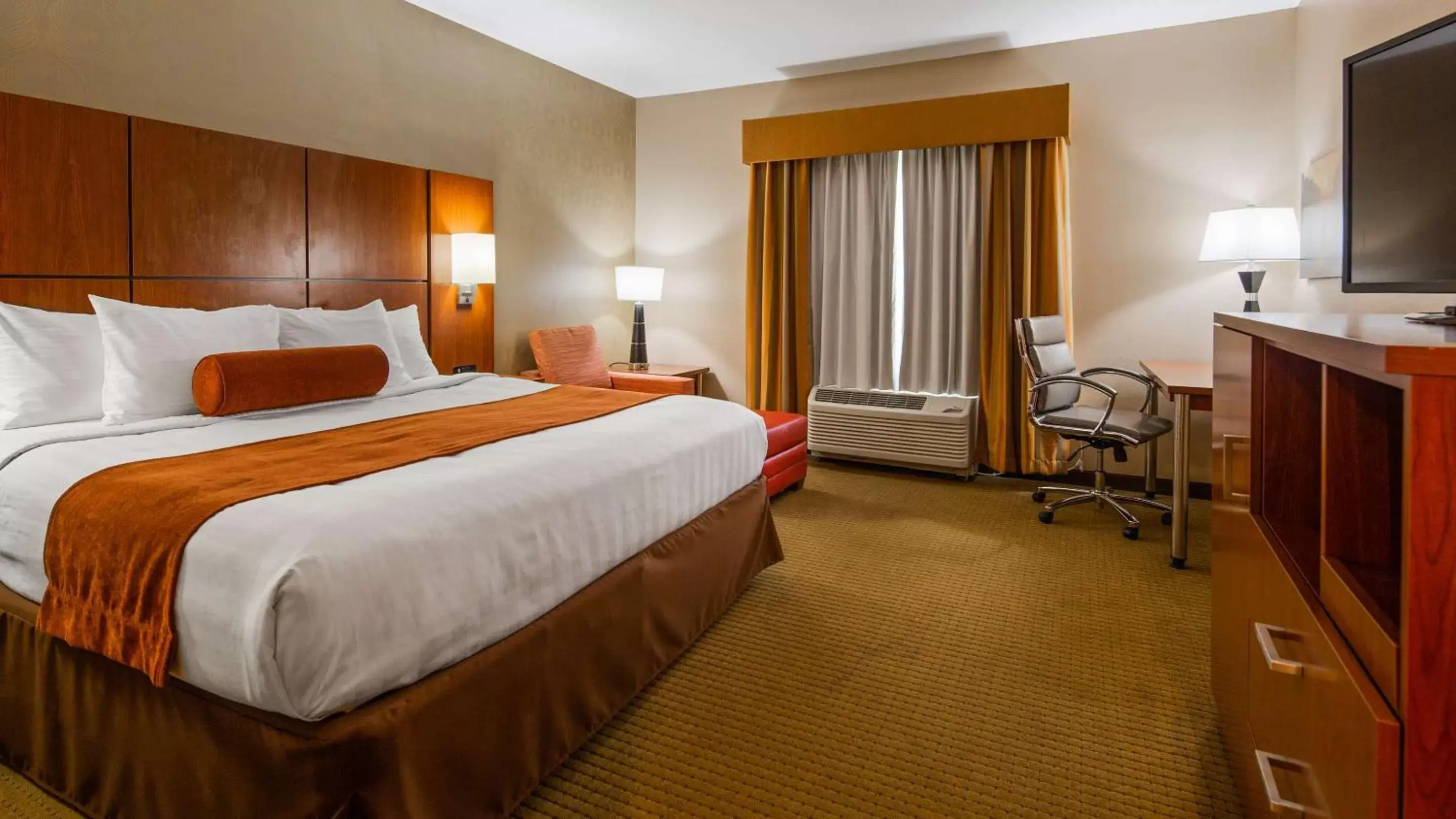 Bed in Best Western Plus Finger Lakes Inn & Suites