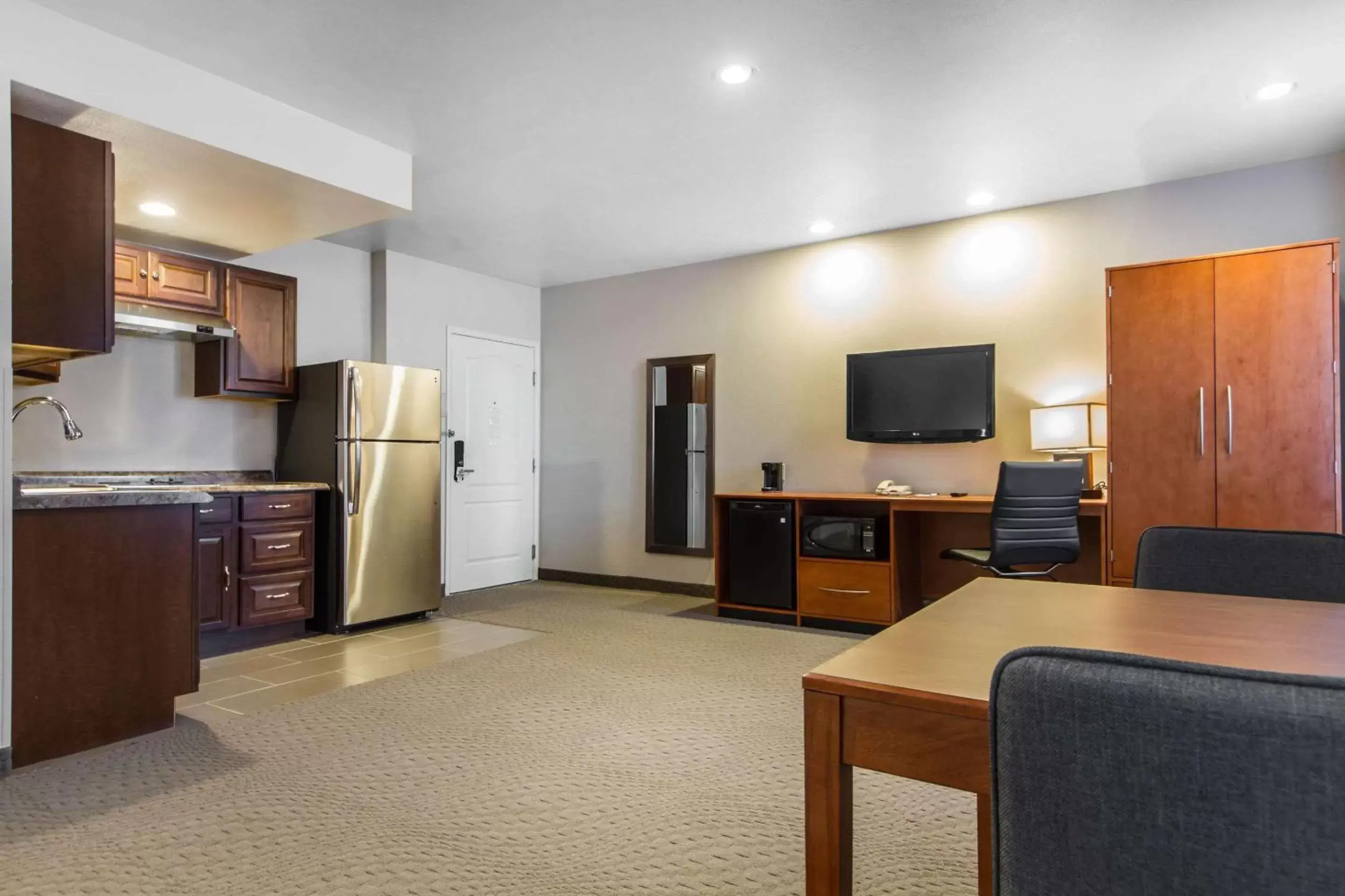Photo of the whole room, TV/Entertainment Center in Quality Inn San Jose Airport - Silicon Valley