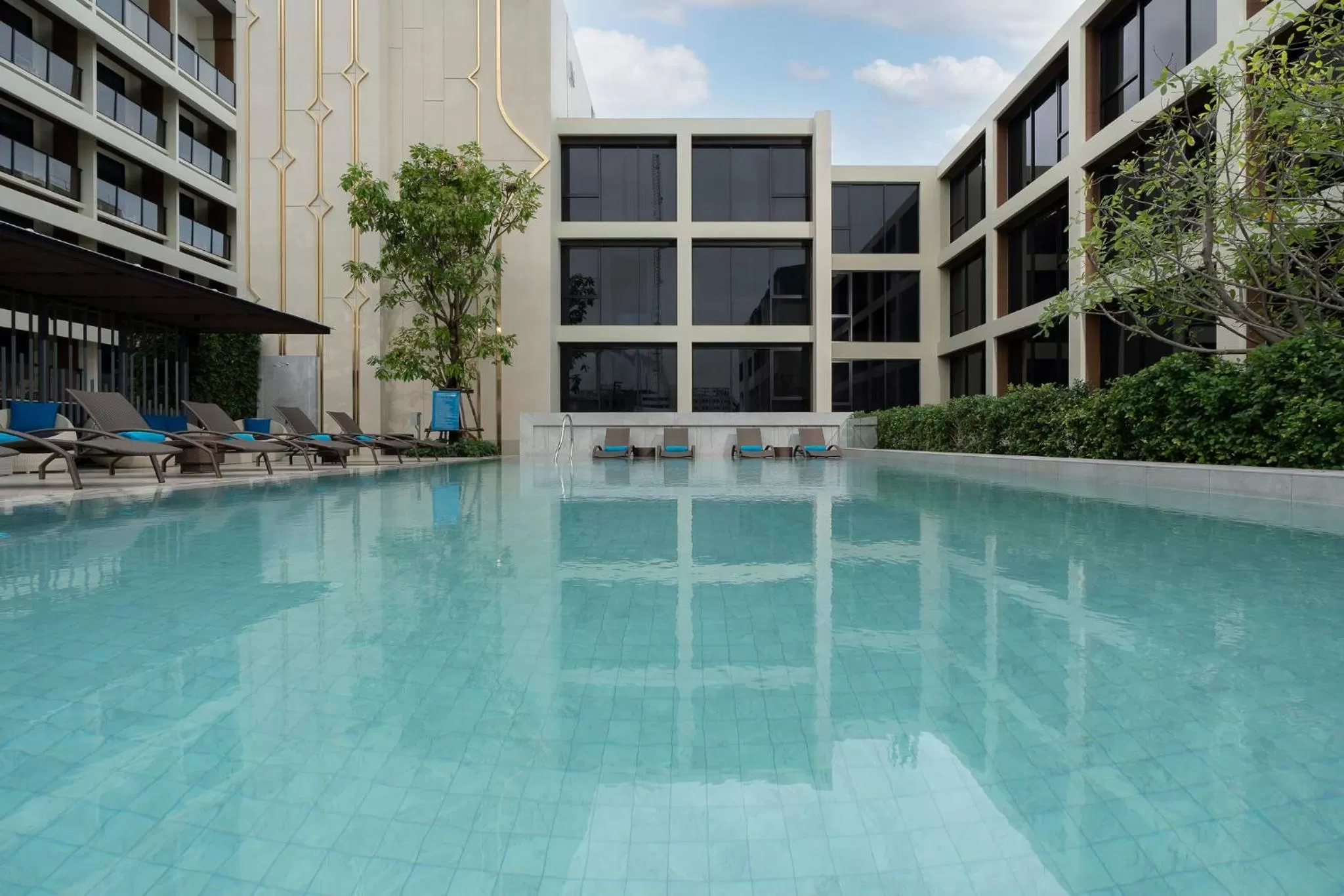 Swimming pool in Centara Life Hotel Bangkok Phra Nakhon