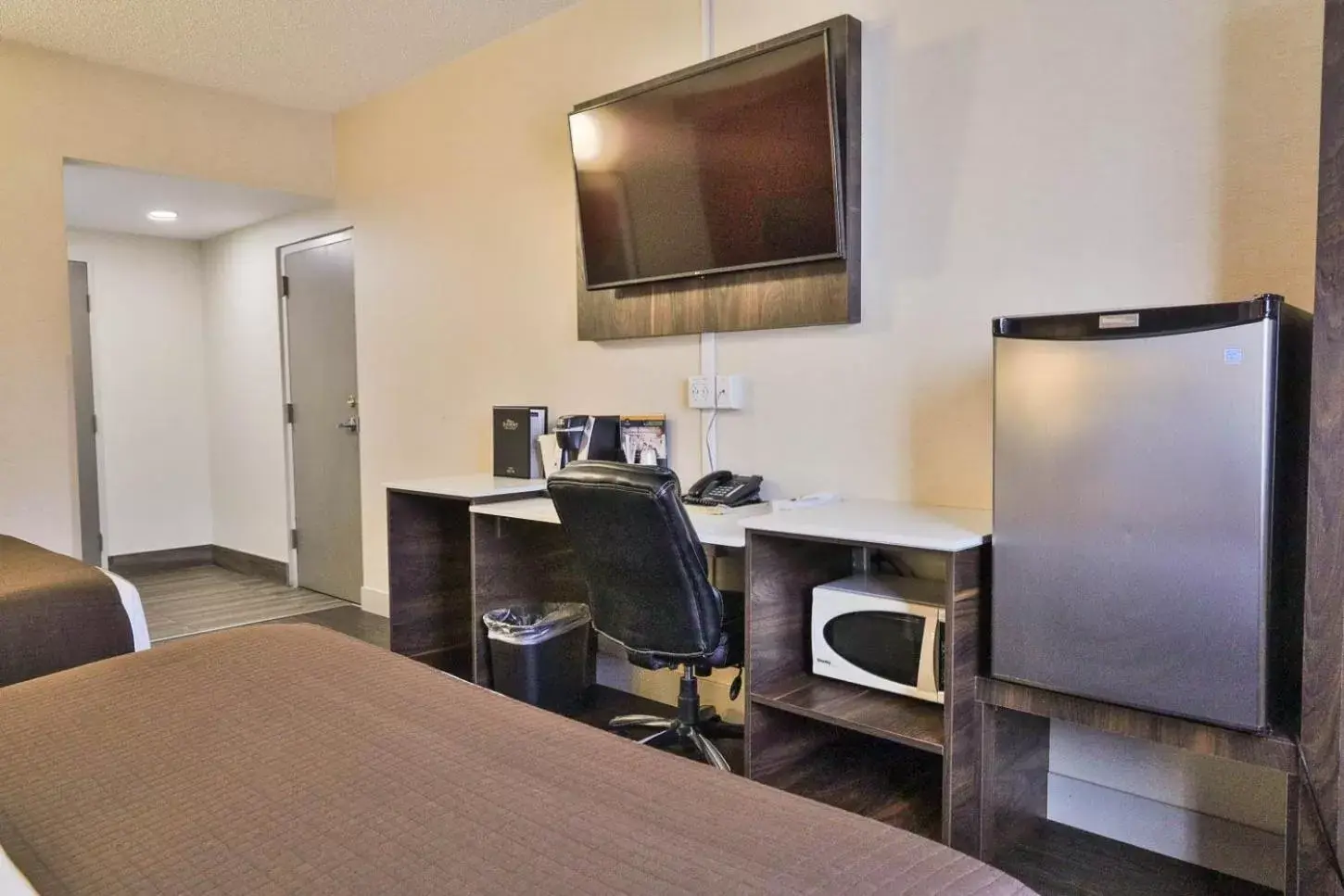 TV and multimedia, TV/Entertainment Center in Baymont by Wyndham Medicine Hat