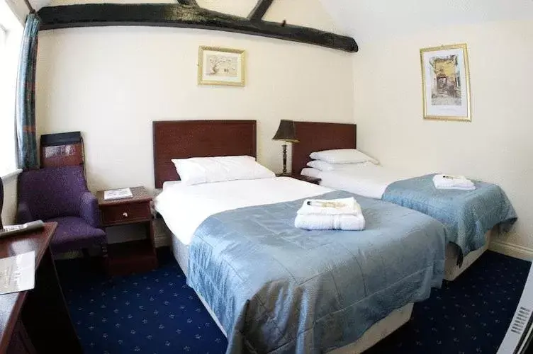 Bedroom, Bed in The George & Horn near Newbury