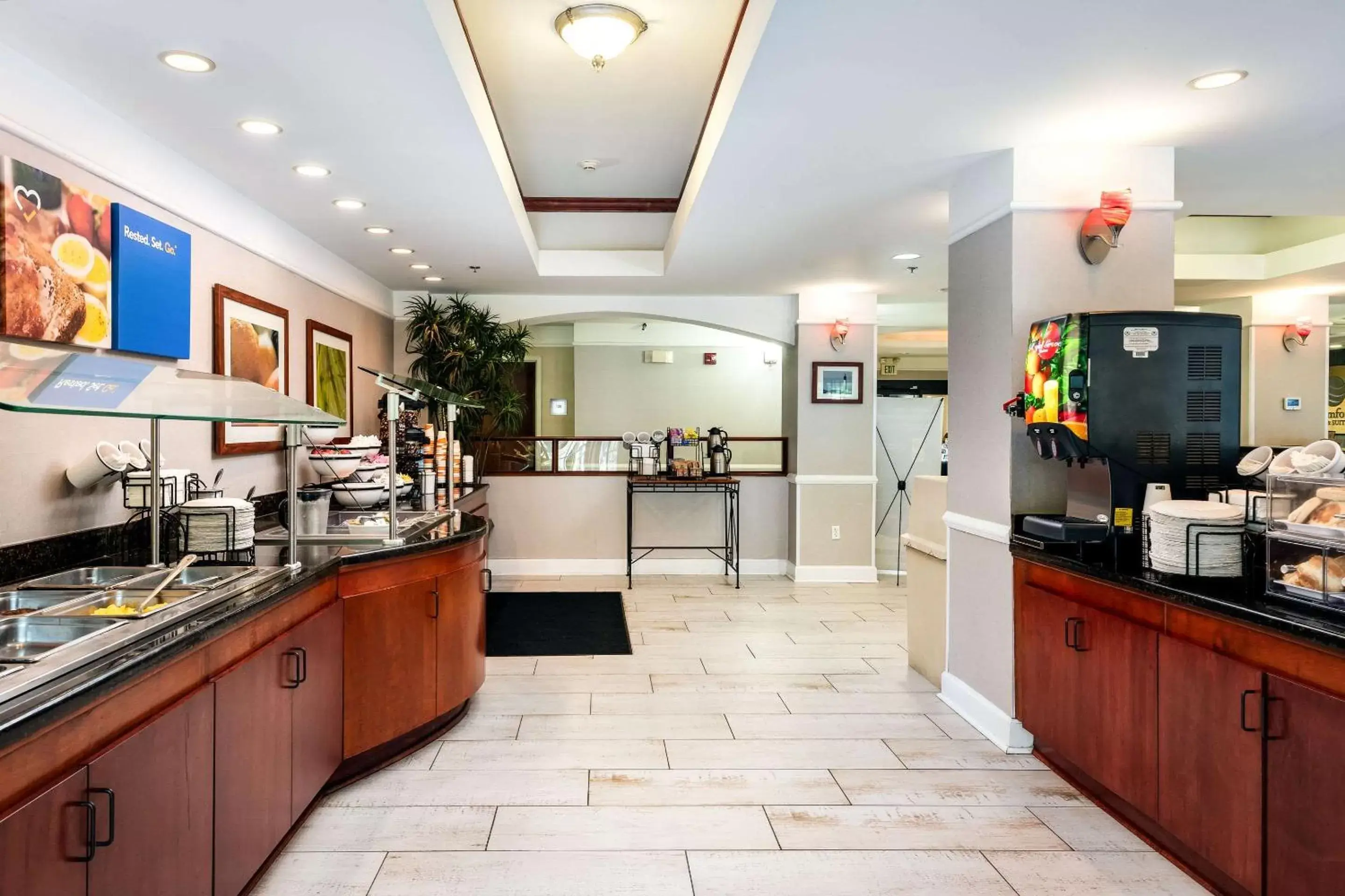 Restaurant/places to eat, Kitchen/Kitchenette in Comfort Inn & Suites Savannah Airport