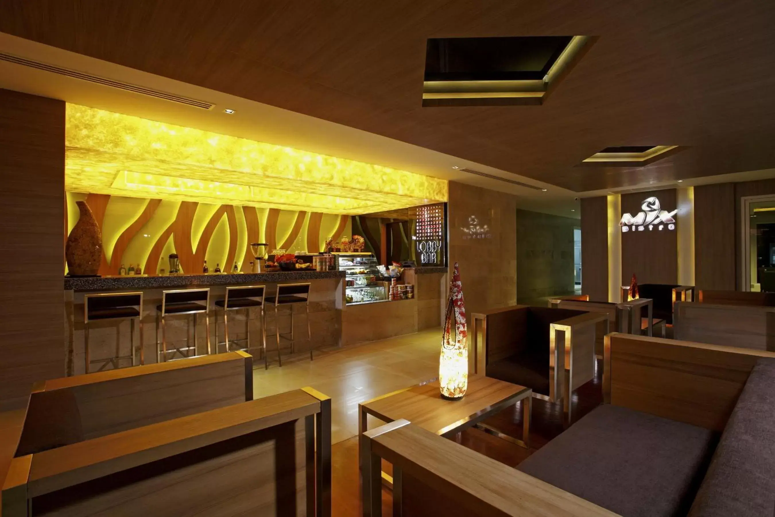 Lounge or bar, Restaurant/Places to Eat in Centara Pattaya Hotel