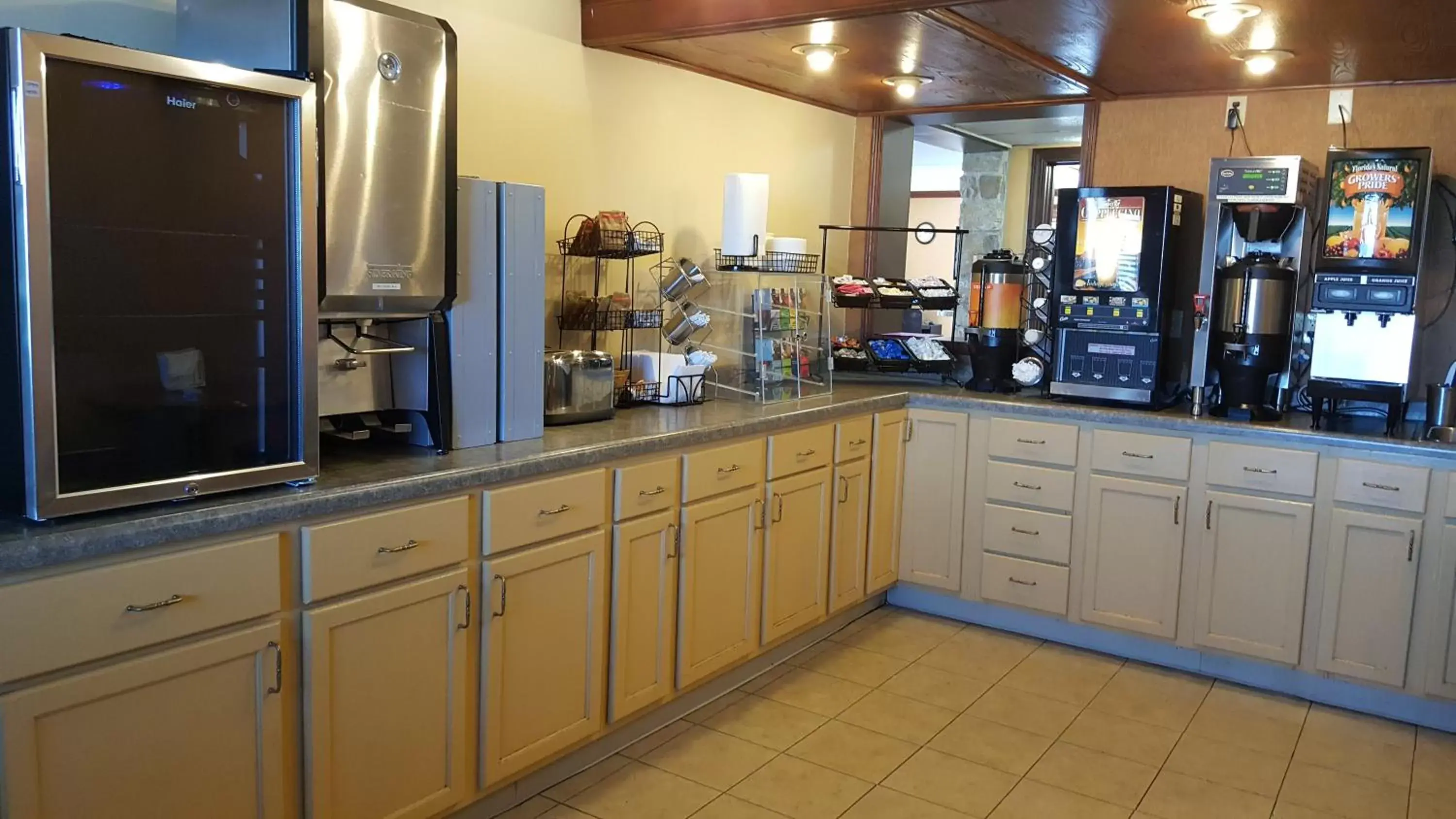 TV and multimedia, Kitchen/Kitchenette in Knights Inn and Suites - Grand Forks