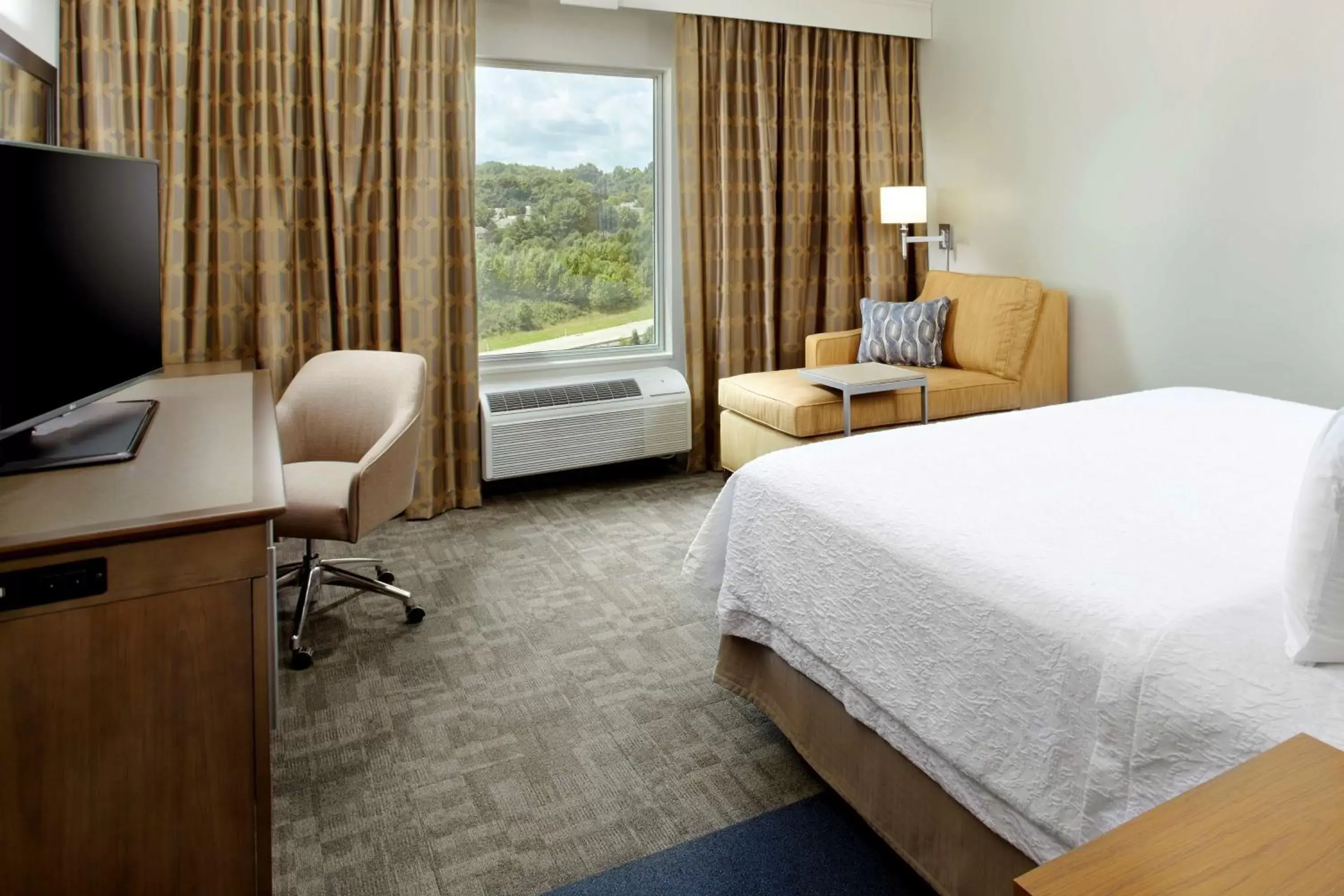 Bedroom, Bed in Hampton Inn & Suites Pittsburgh Airport South/Settlers Ridge