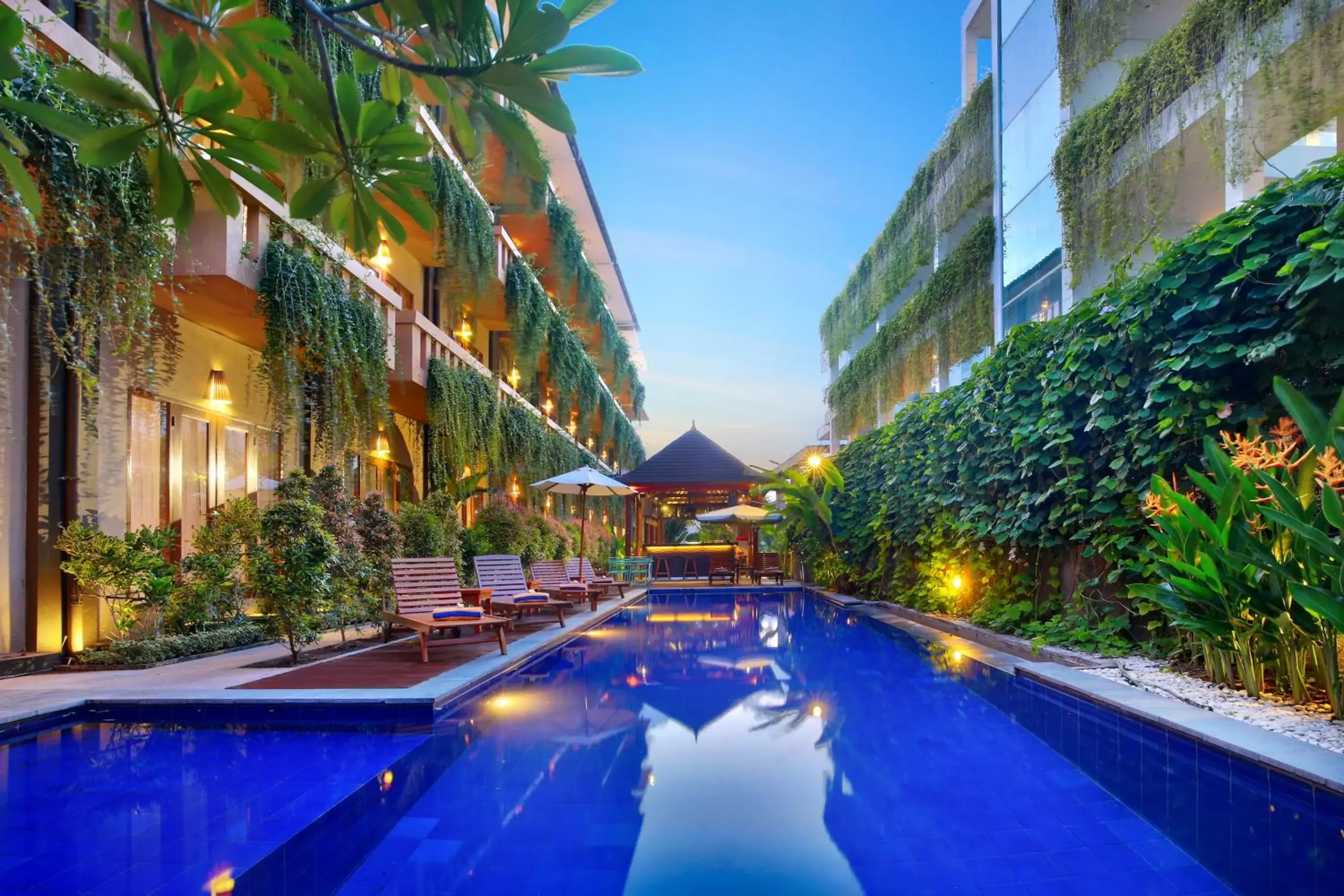 Restaurant/places to eat, Swimming Pool in Bali Chaya Hotel Legian