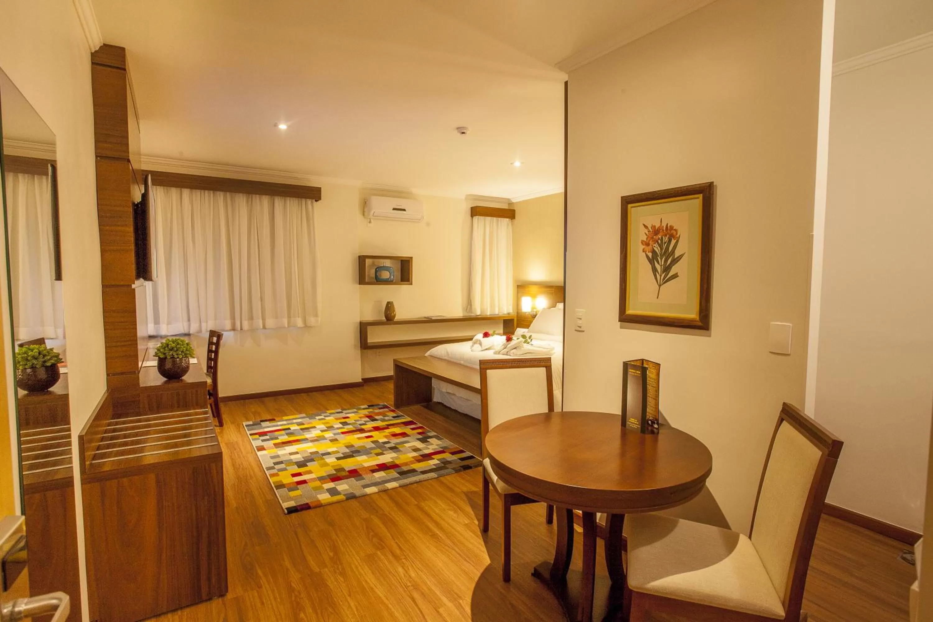 Photo of the whole room, Bed in São Carlos Marklin Suítes