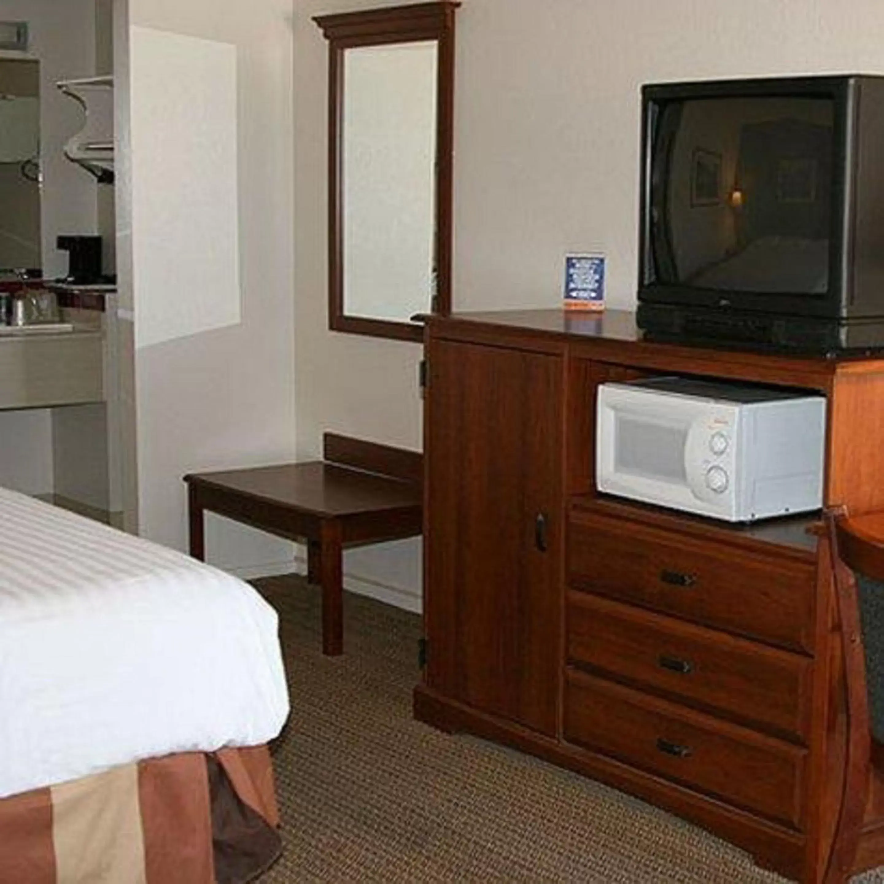 Bedroom, TV/Entertainment Center in Weatherford Heritage Inn