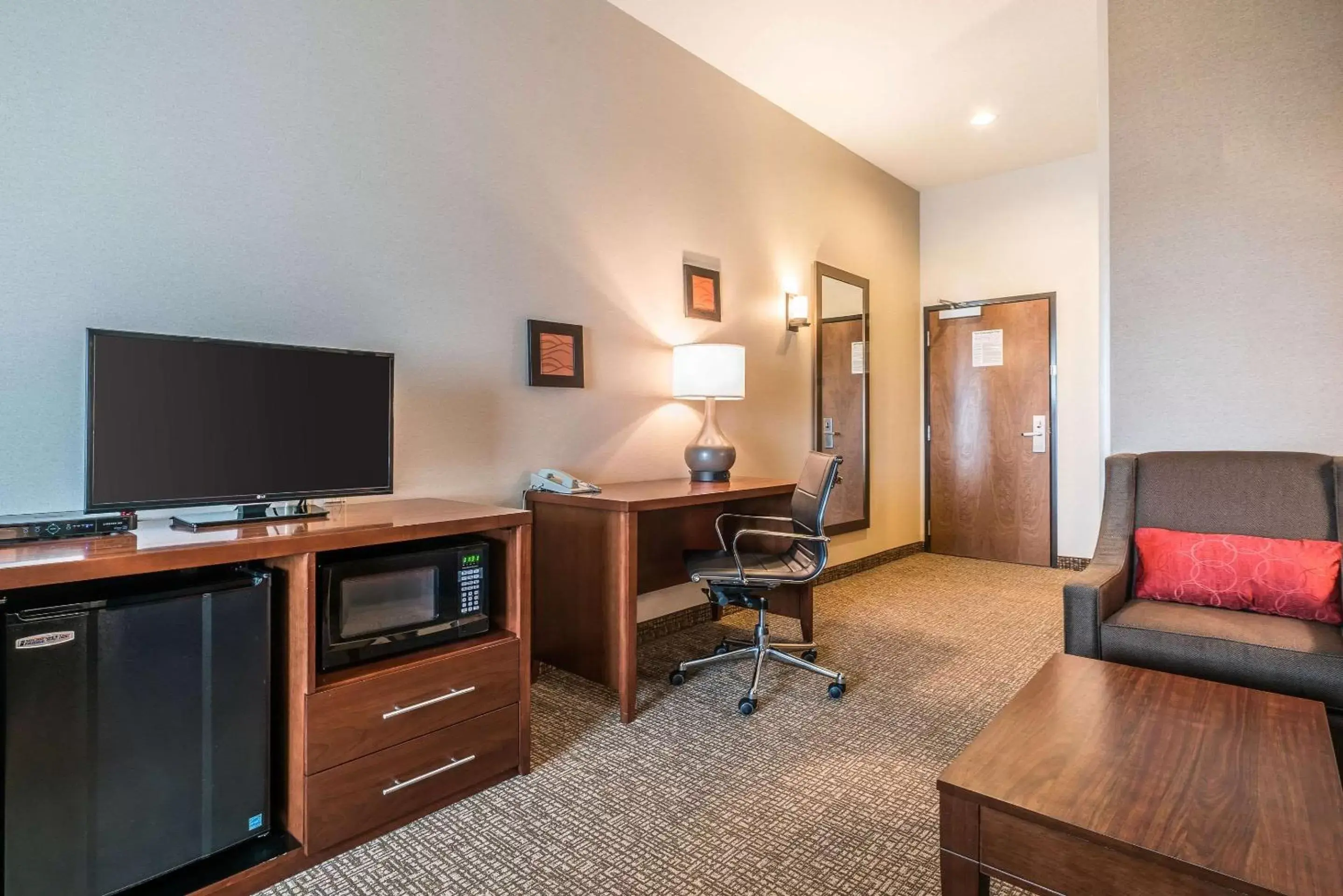 Photo of the whole room, TV/Entertainment Center in Comfort Inn & Suites Hermiston