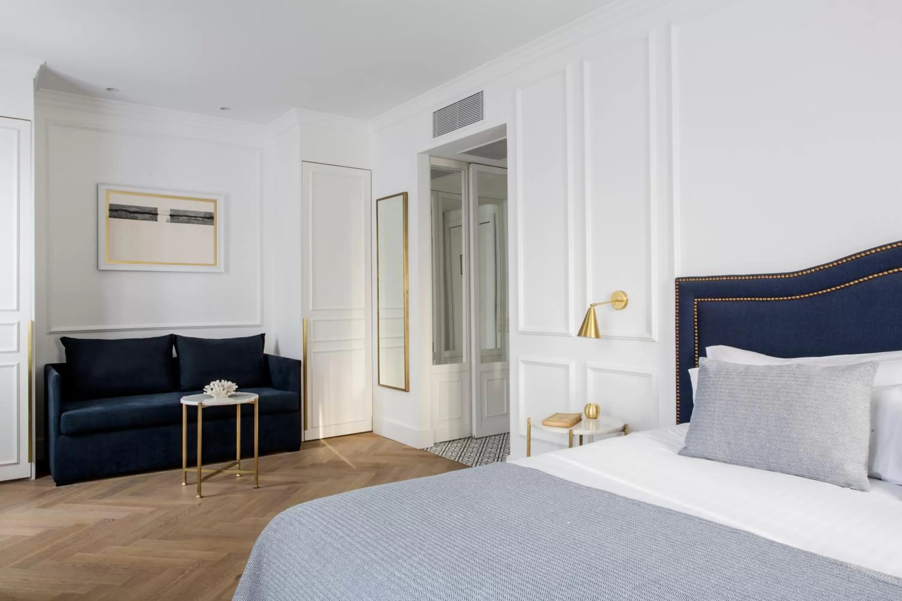 Bathroom, Bed in Hotel Midmost by Majestic Hotel Group