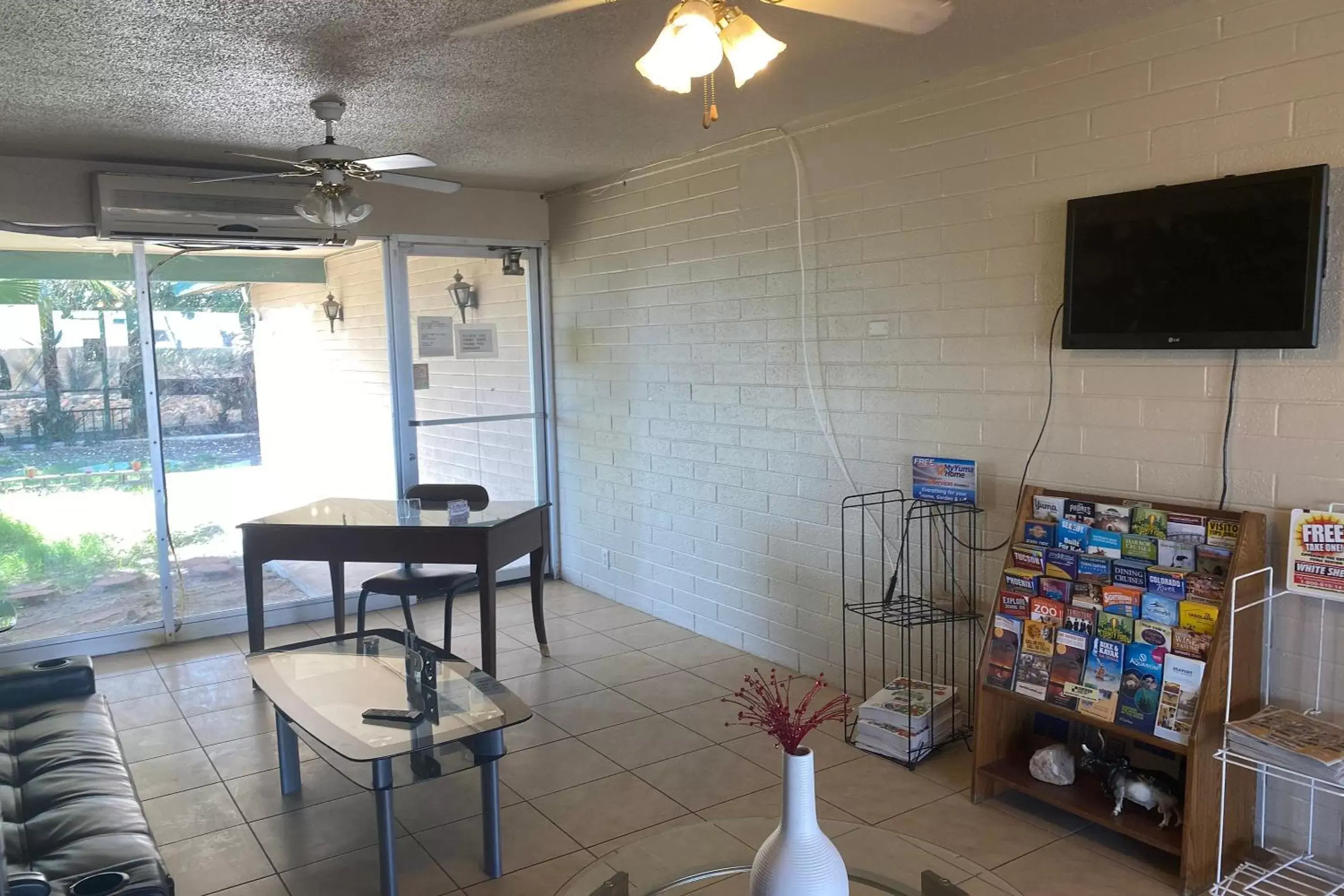 Lobby or reception in OYO Hotel Yuma AZ Desert Grove