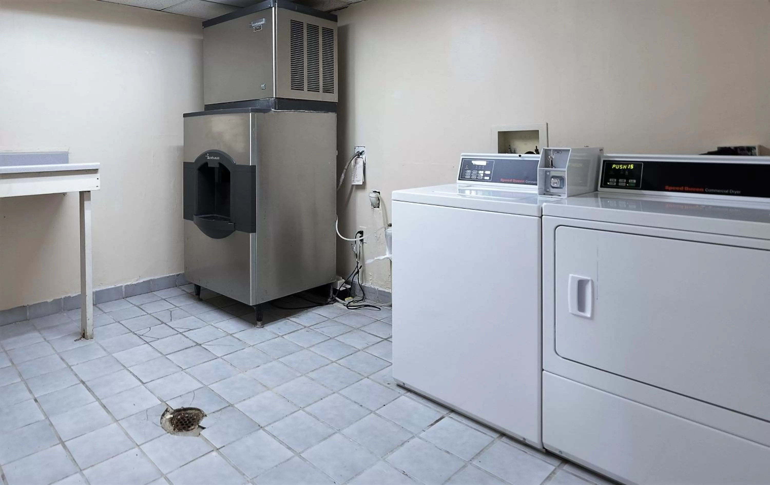 laundry in Red Roof Inn Cincinnati East - Beechmont