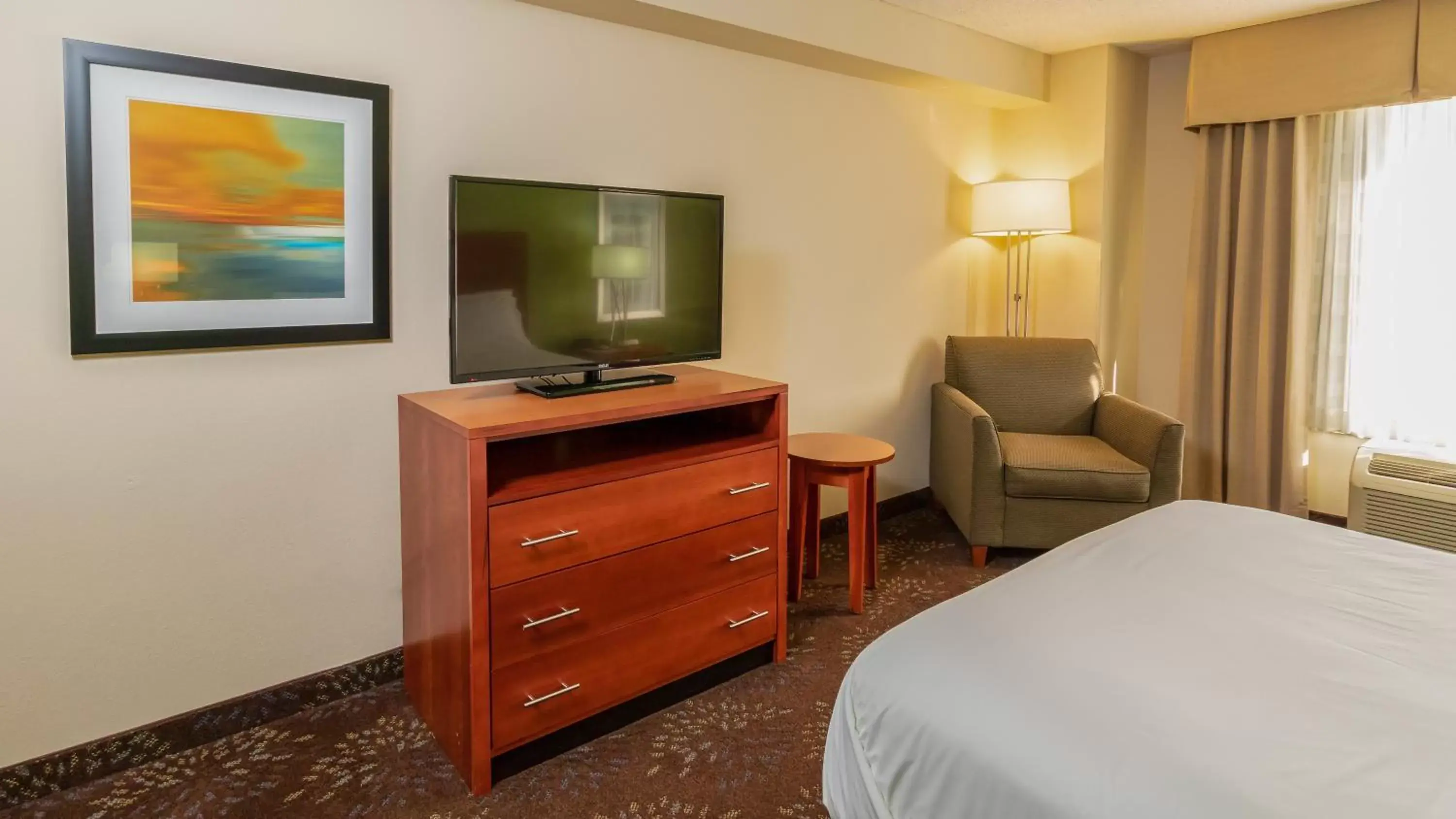 Photo of the whole room, TV/Entertainment Center in Holiday Inn Express Birmingham Irondale East, an IHG Hotel