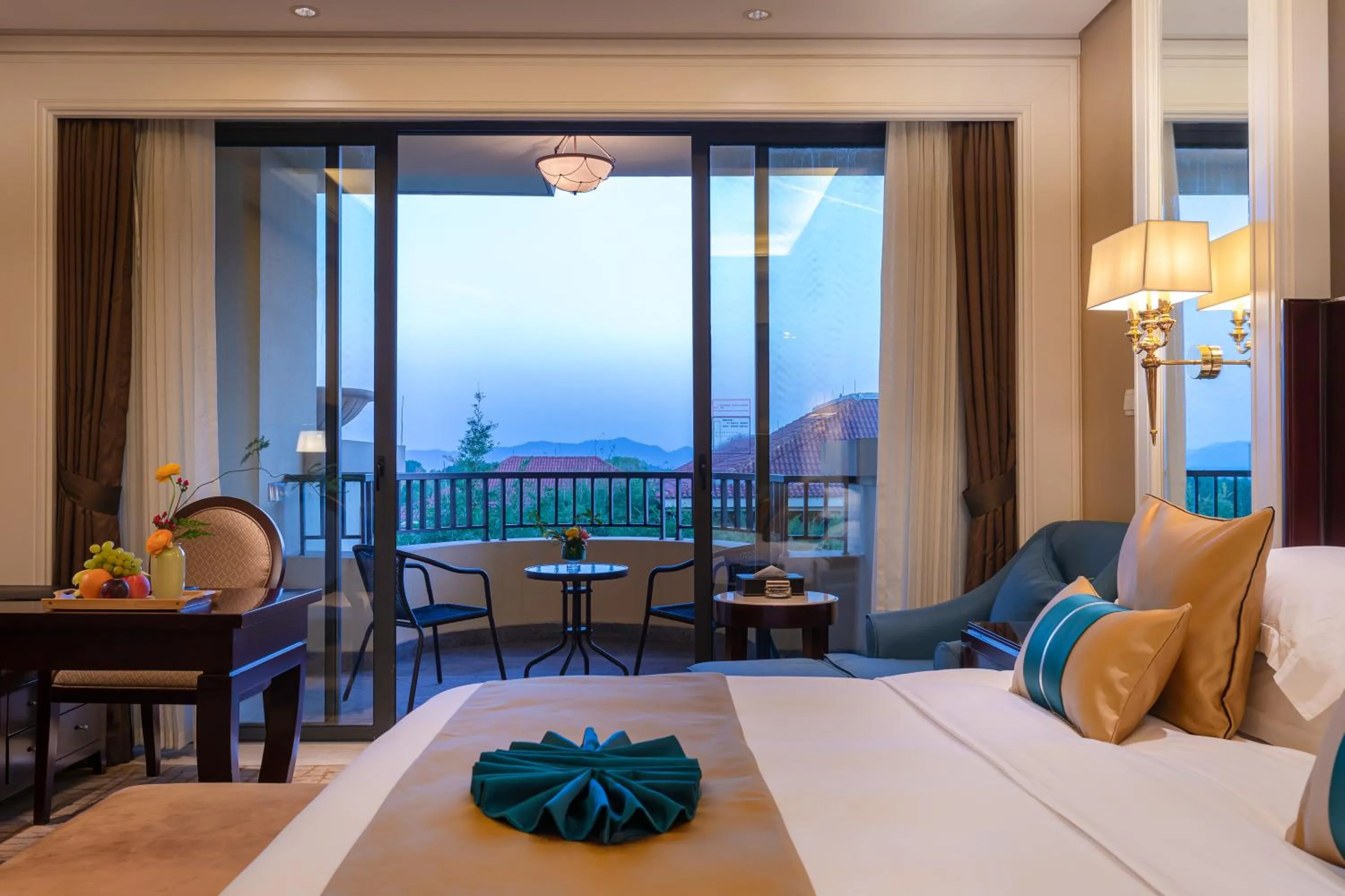 Balcony/Terrace, Bed in Your World International Conference Centre Hotel