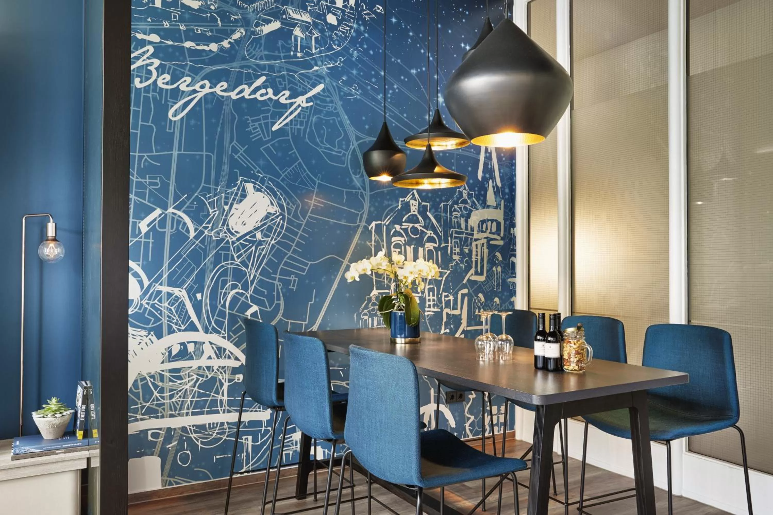 Lounge or bar in H4 Hotel Hamburg Bergedorf, Trademark Collection by Wyndham