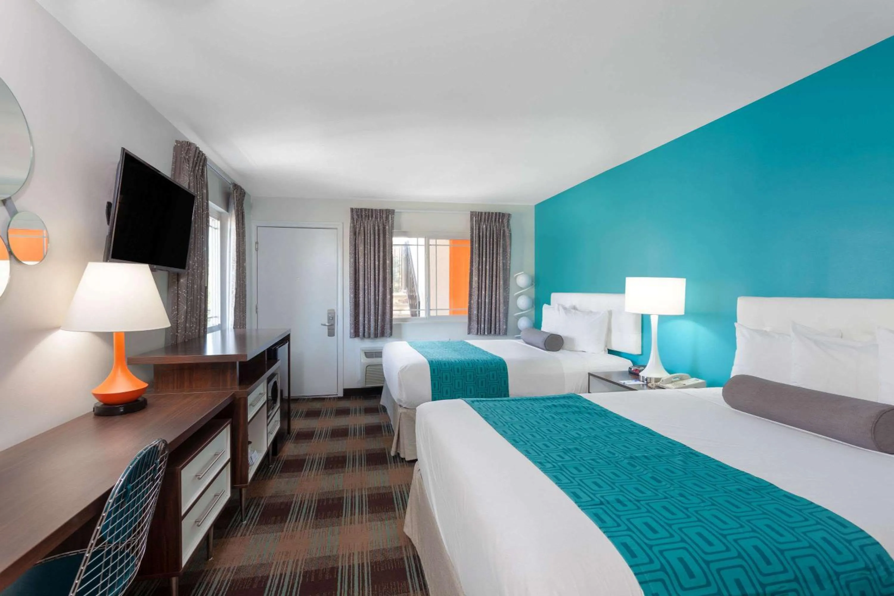 Photo of the whole room, Bed in Howard Johnson by Wyndham San Diego Hotel Circle