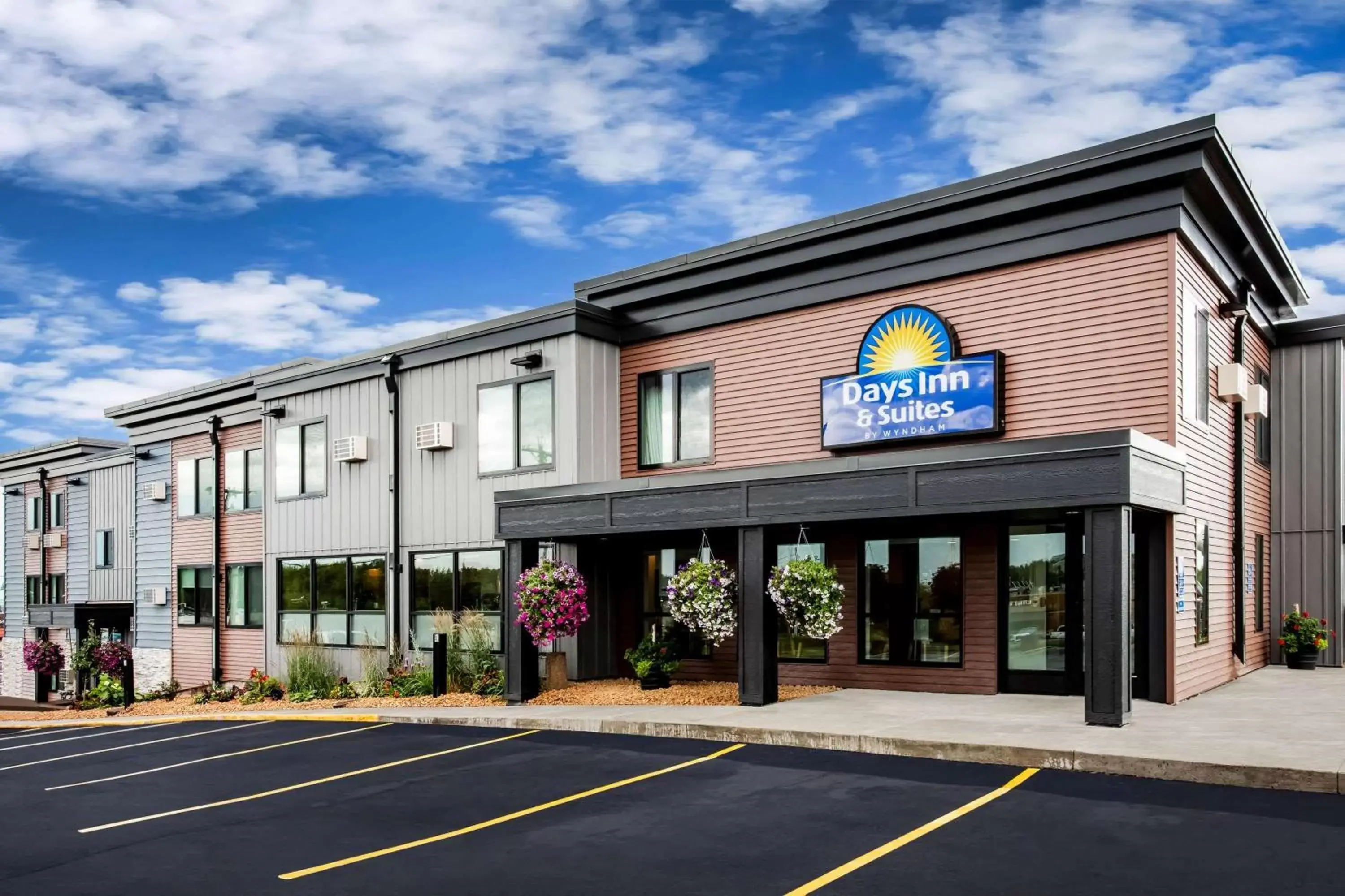 Property building in Days Inn & Suites by Wyndham Duluth by the Mall
