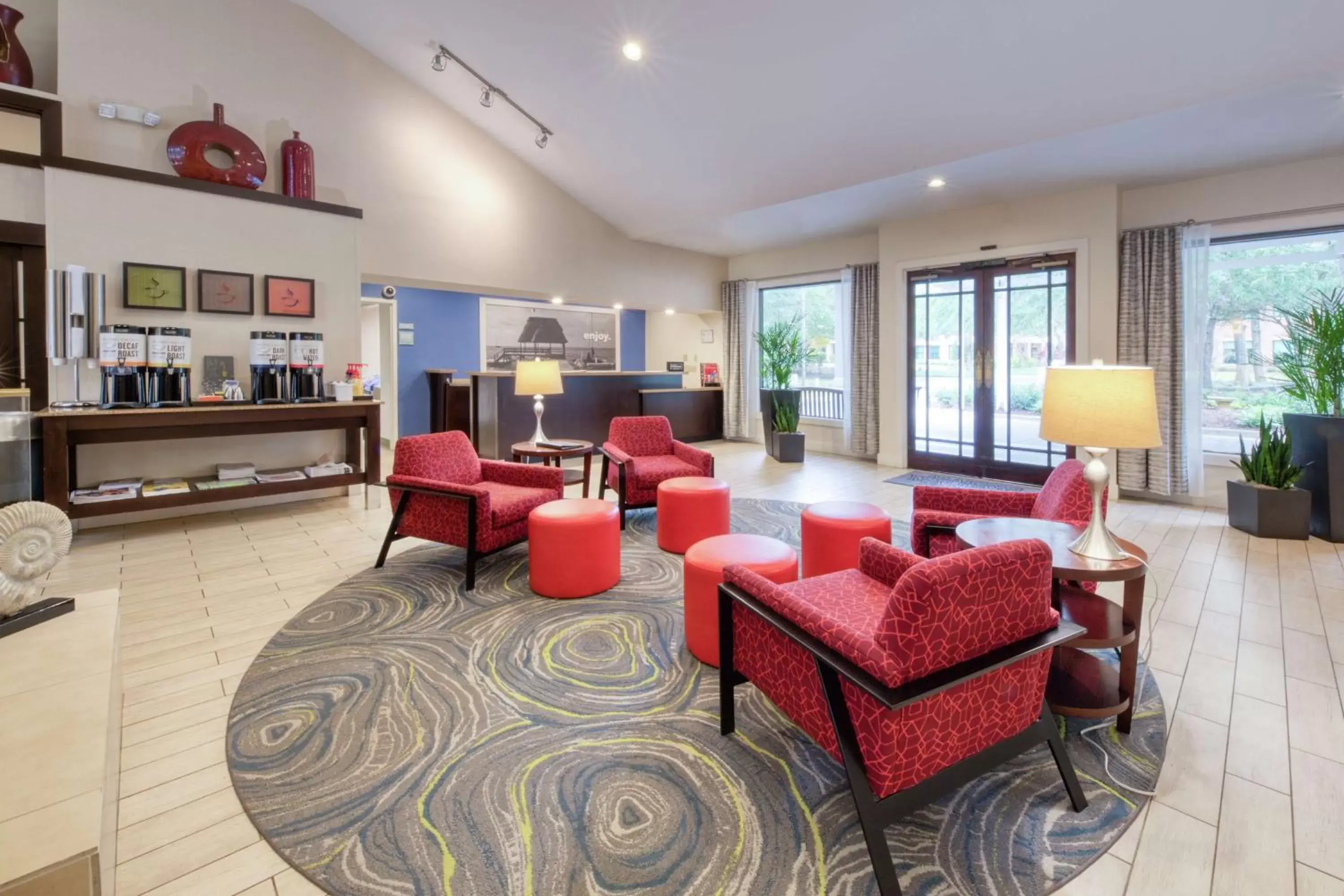 Lobby or reception, Lounge/Bar in Hampton Inn & Suites Wilmington/Wrightsville Beach