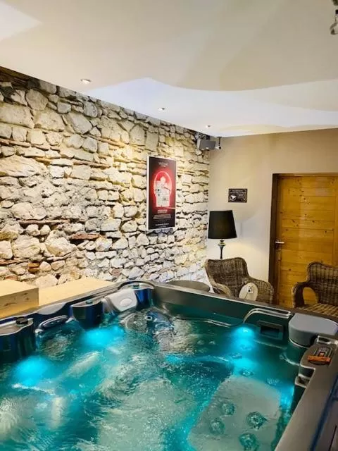 Hot Tub in Les Villas du Domaine de Suzel