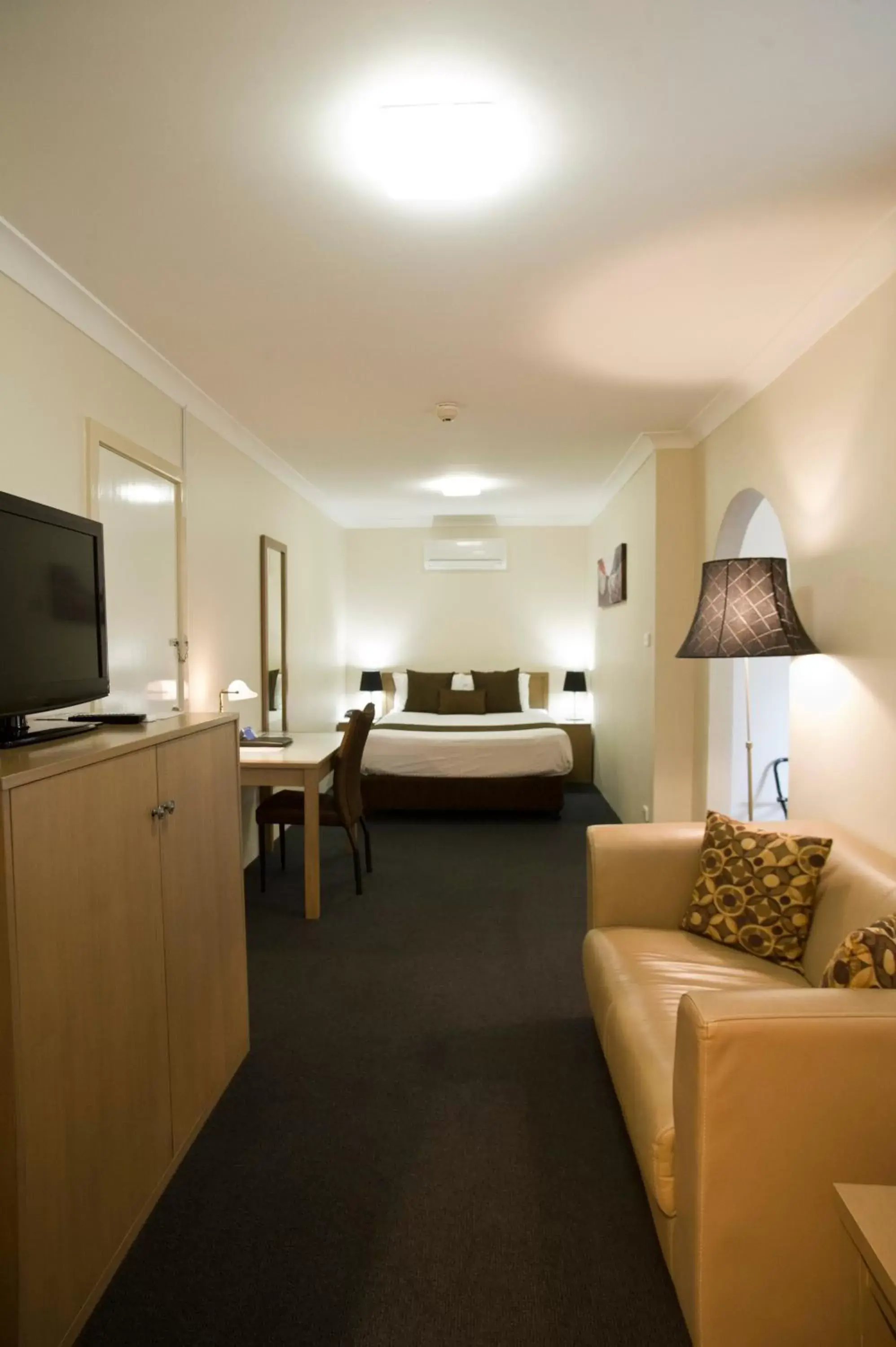 Bed, Seating Area in Noah's Mid City Motor Inn Muswellbrook