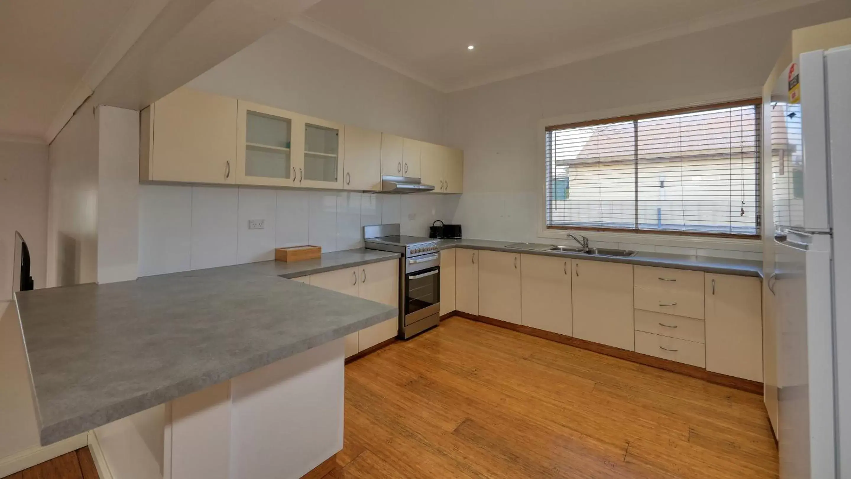 kitchen, Kitchen/Kitchenette in Castlereagh Lodge Motel