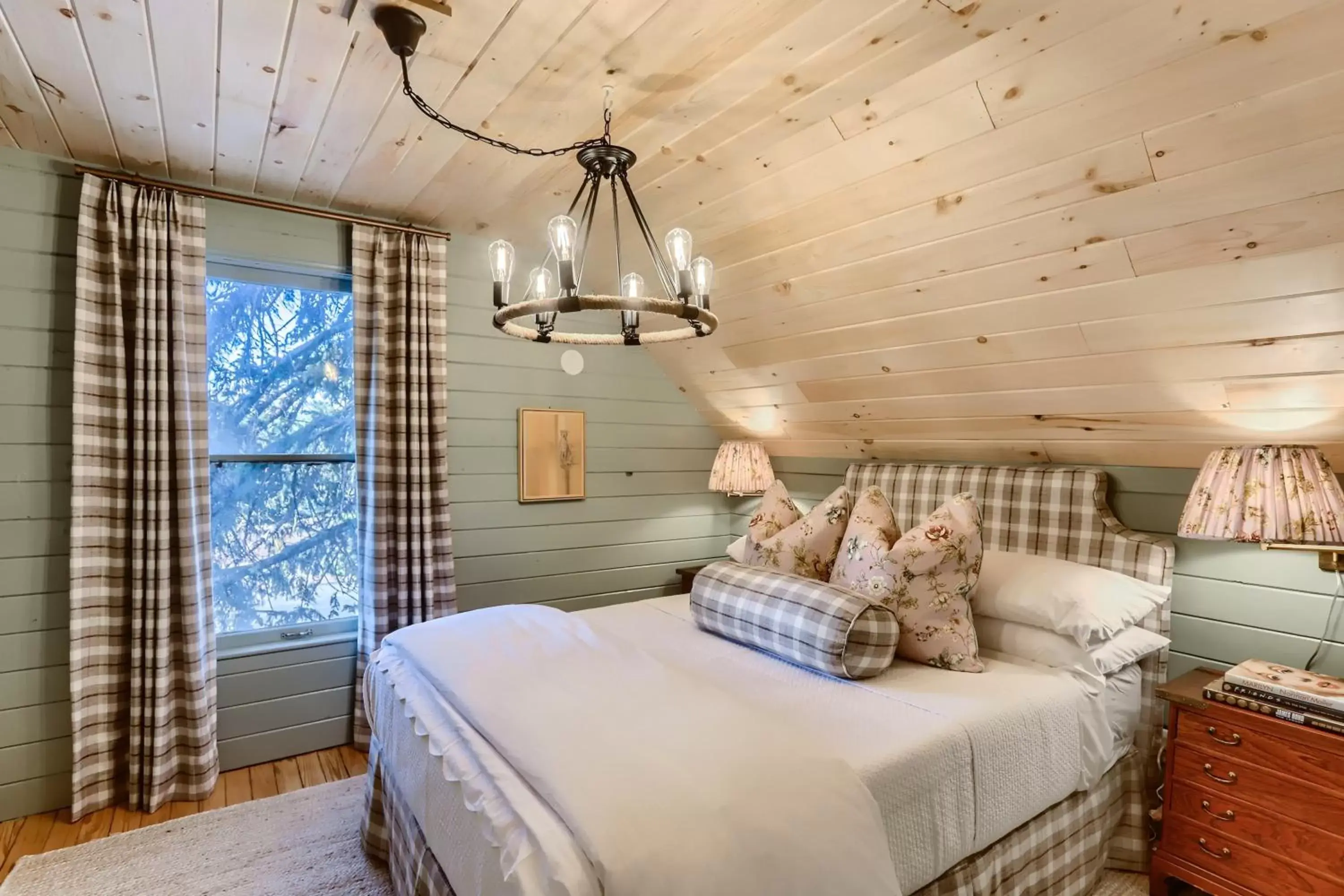 Bedroom, Bed in A-Lodge Lyons