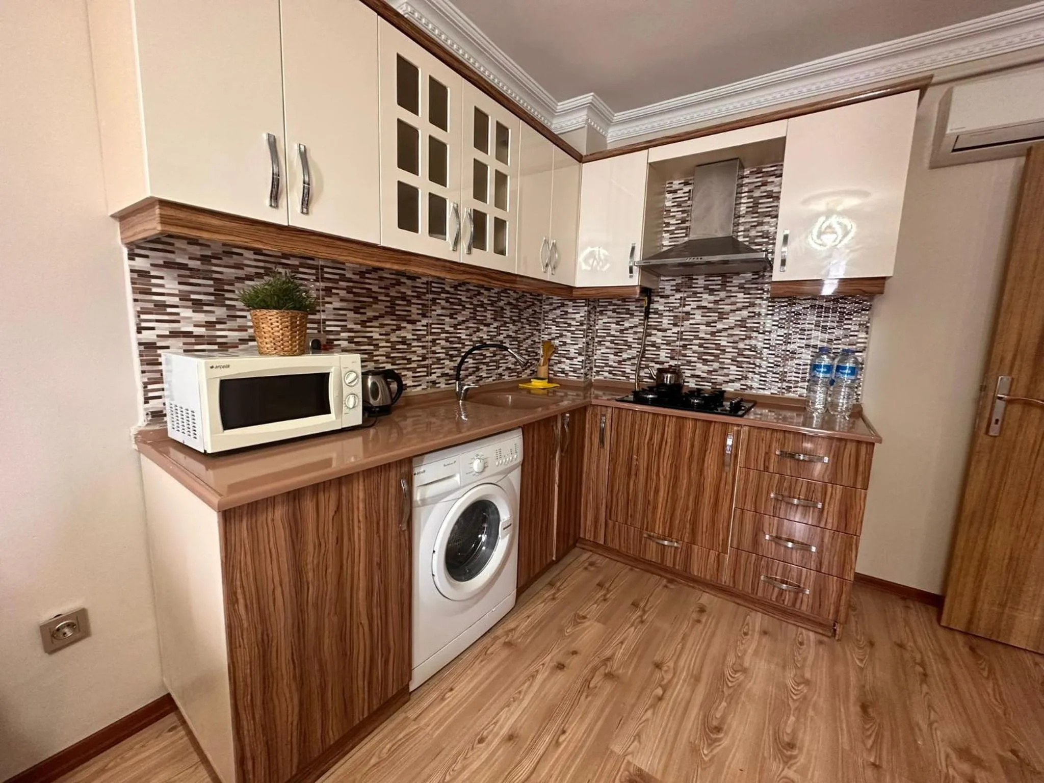 Kitchen or kitchenette in Overland Residence