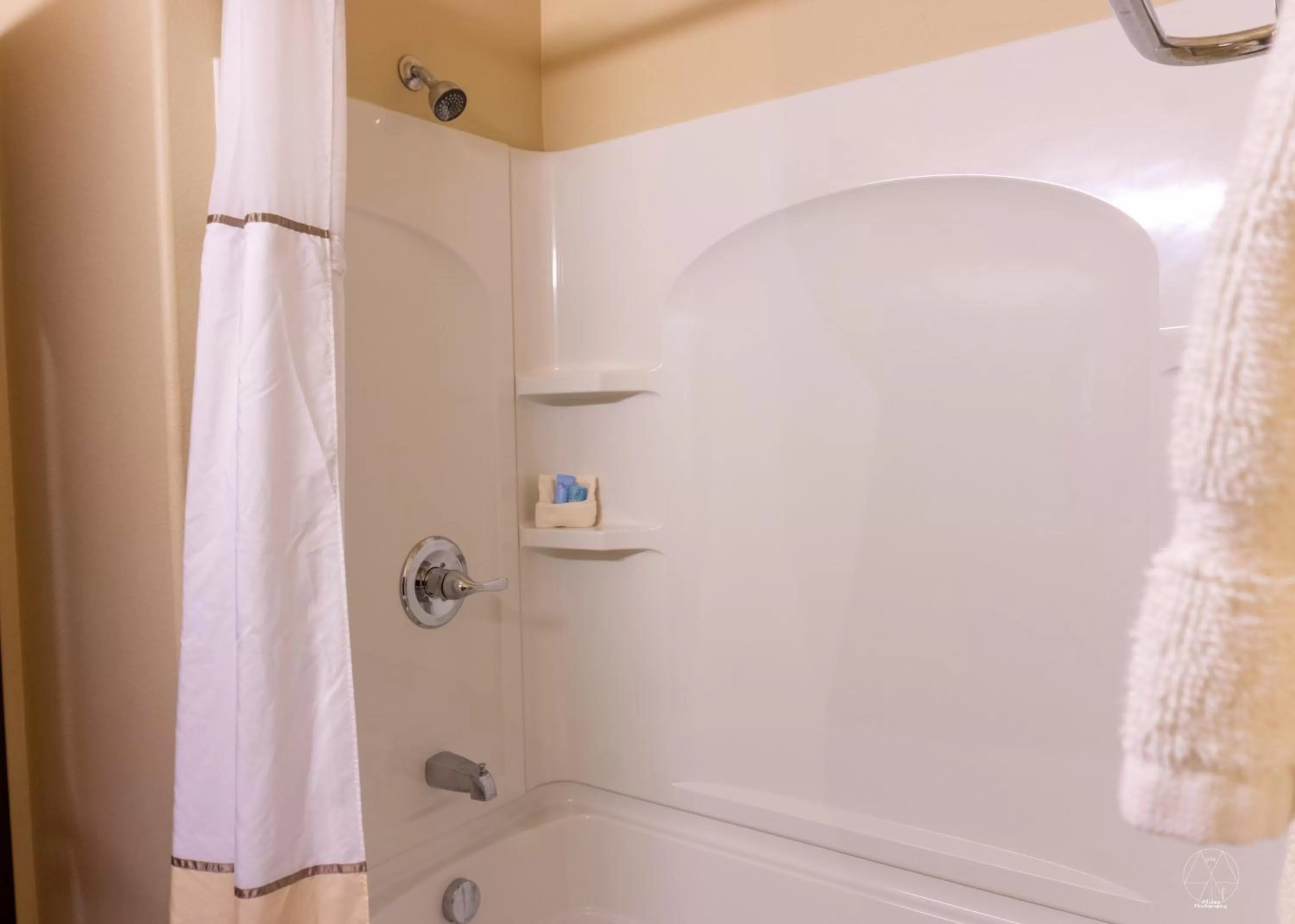 Shower in Newcastle Lodge & Convention Center