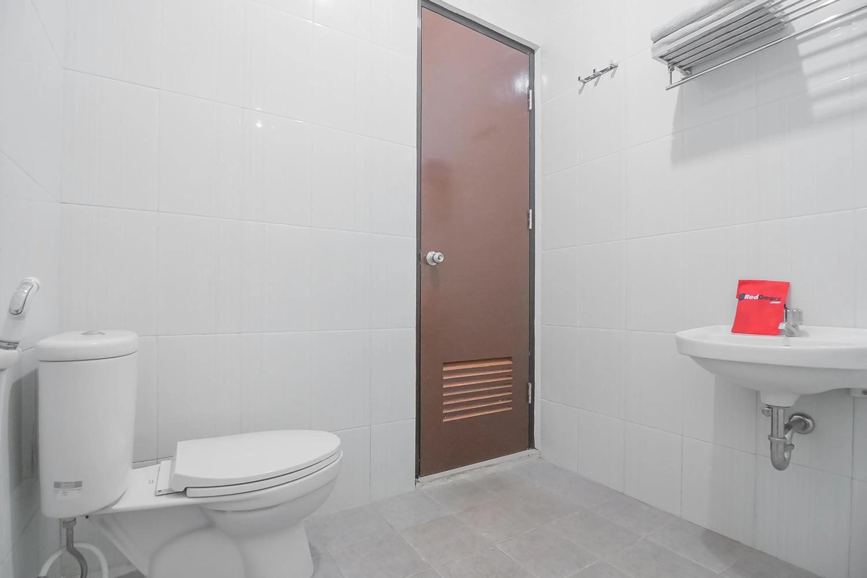 Bathroom in RedDoorz Syariah @ Sarongge Cianjur