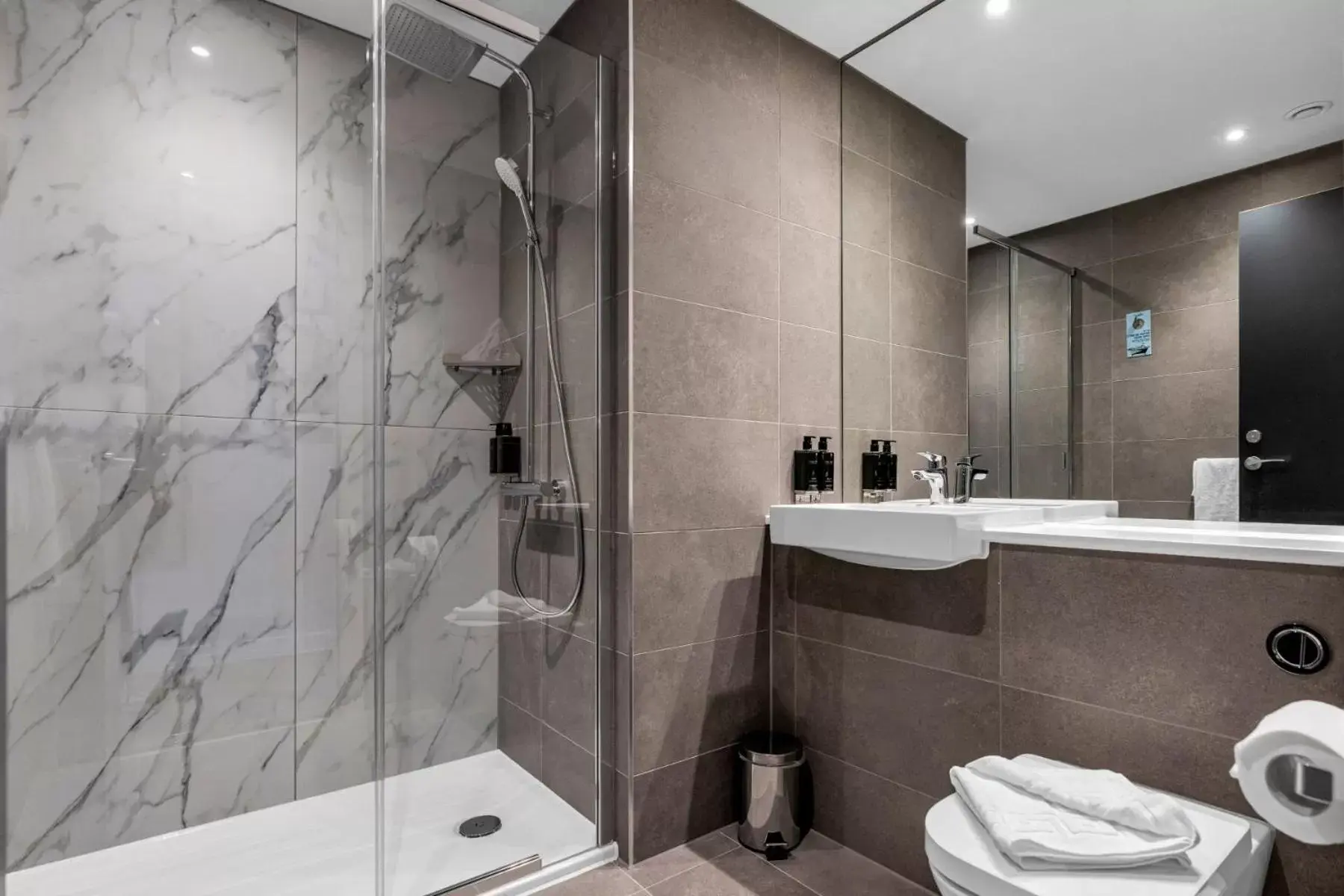 Bathroom in Roomzzz Edinburgh