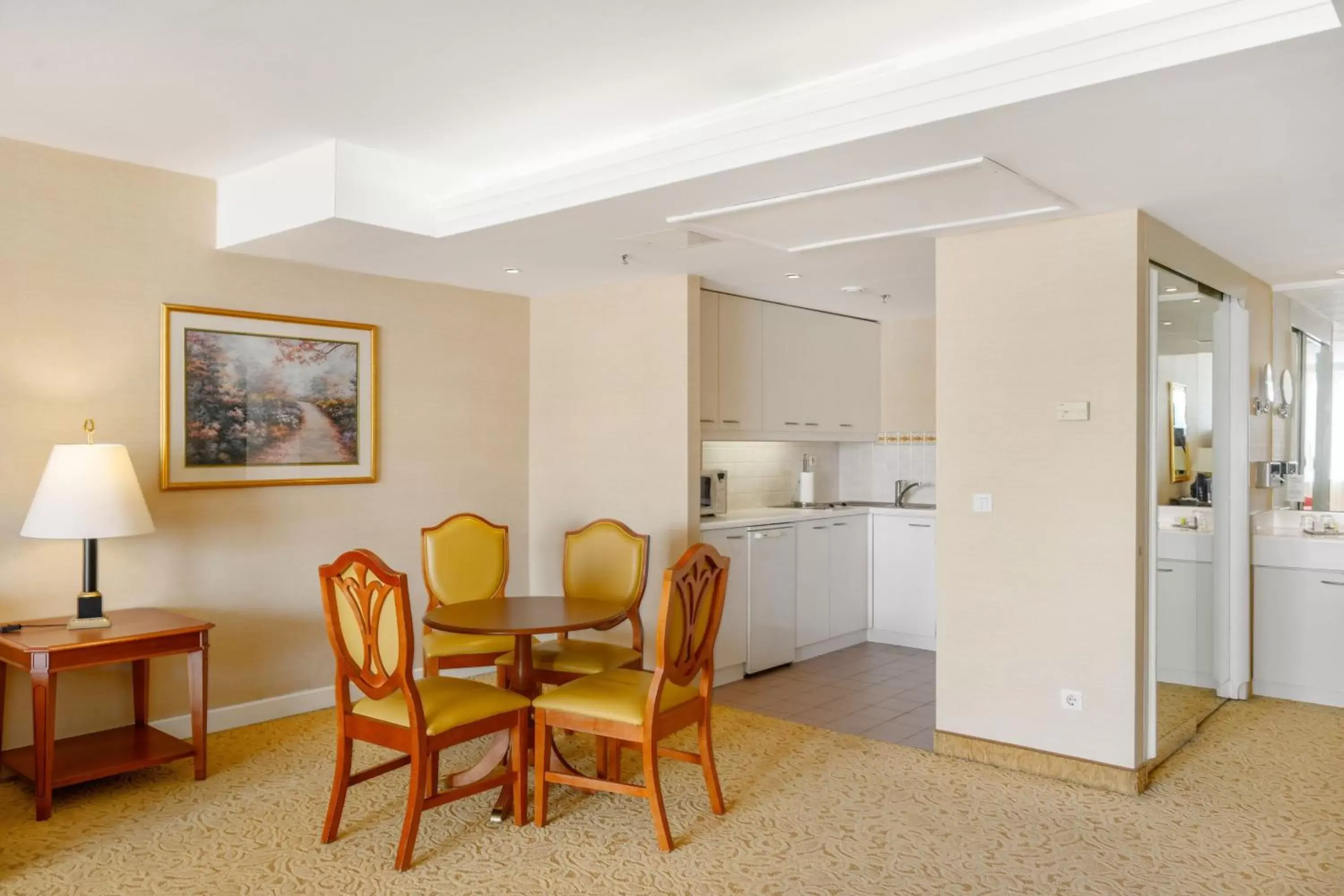 Photo of the whole room, Dining Area in Millennium Court, Budapest - Marriott Executive Apartments