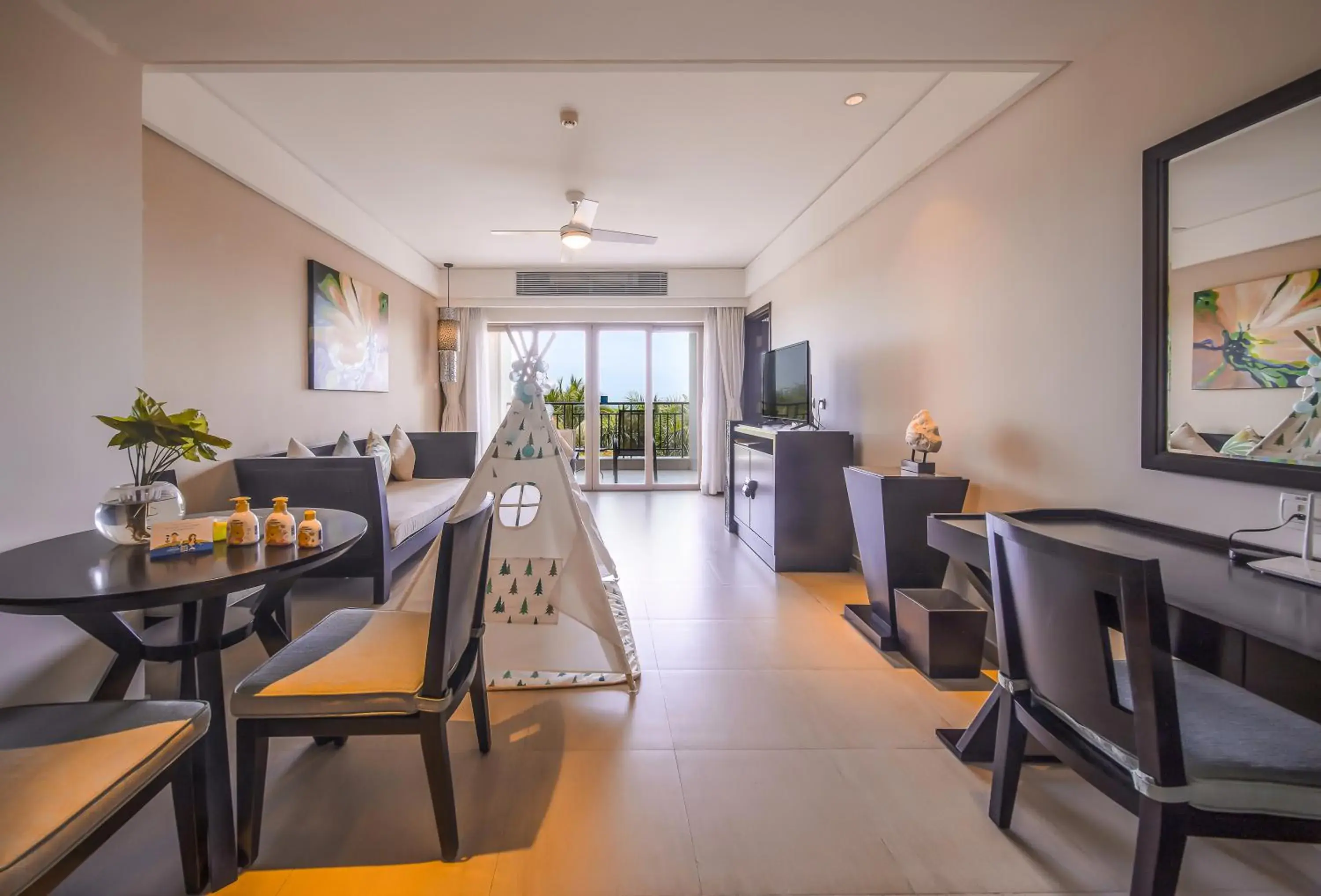 Living room, Restaurant/Places to Eat in Howard Johnson Resort Sanya Bay