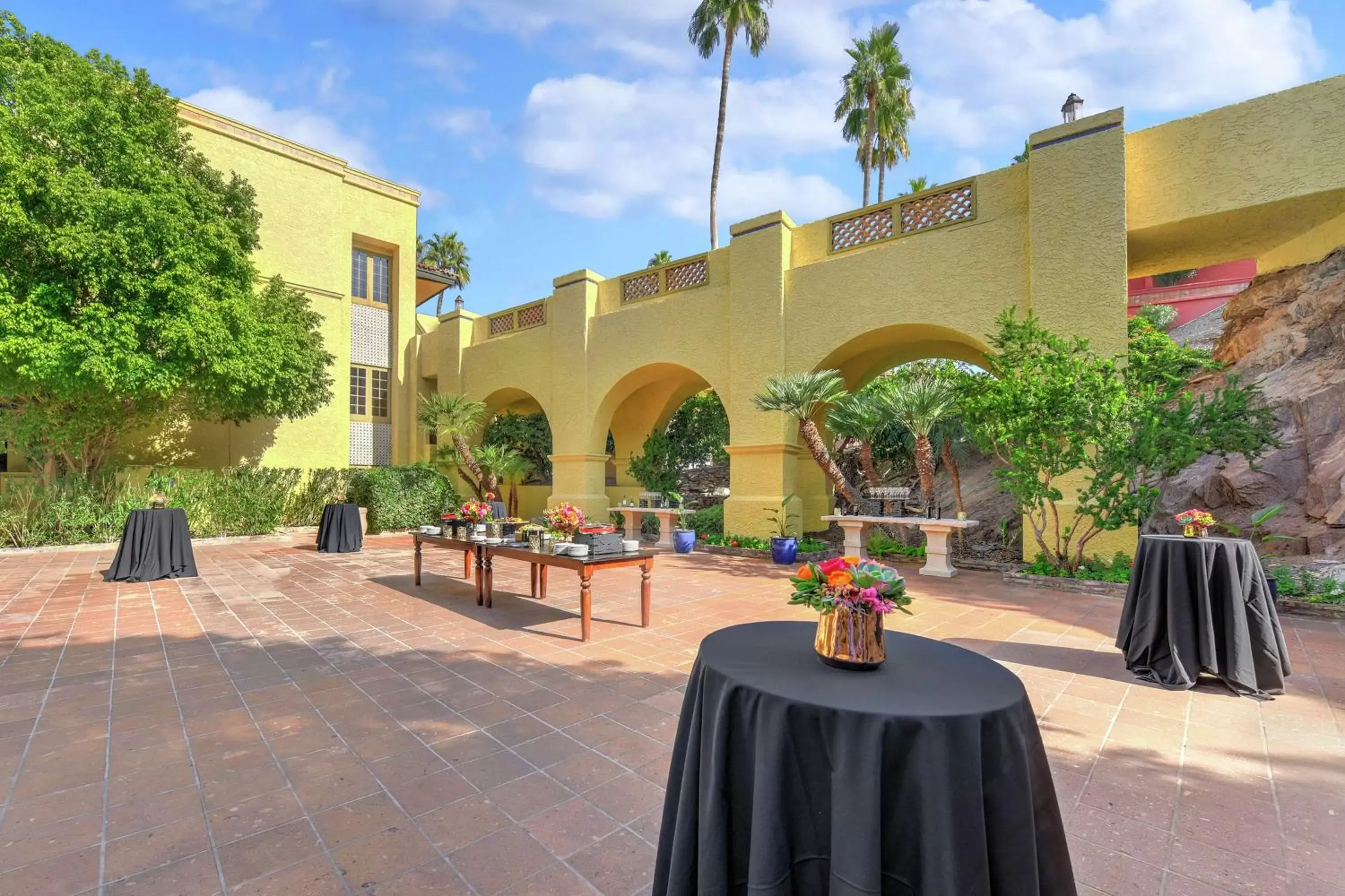 Inner courtyard view in Hilton Phoenix Tapatio Cliffs Resort